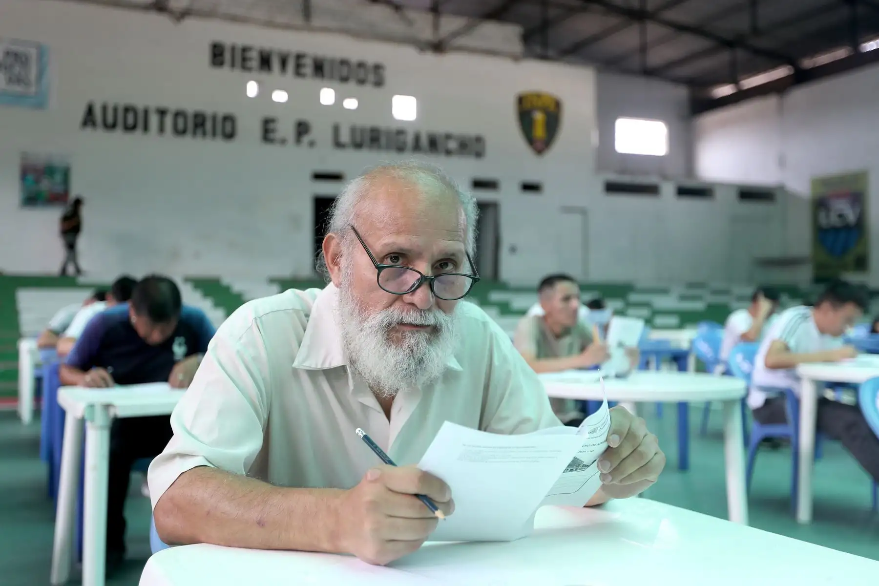 Asimismo, Carlos Aybar un interno de 70 años de edad e ingeniero de profesión tiene el anhelo de estudiar Administración de Empresas, de esta manera demuestra que para la educación no hay límites y que en las cárceles del Perú hay segundas oportunidades. Además, agradeció a las autoridades por esta iniciativa. “He esperado que esto suceda y ha sucedido. El tiempo que nos toca pagar nuestras condenas, nos podemos dedicar a estudiar”.   Foto: ANDINA/Ricardo Cuba