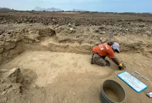 Un edificio monumental de carácter administrativo llamado “La Audiencia”, similar a los que funcionaron en Chan Chan y otras construcciones importantes del reino Chimú, ha sido descubierto en el sitio arqueológico Quebrada del Oso, ubicado en el distrito de Chicama, provincia de Ascope, departamento de La Libertad.