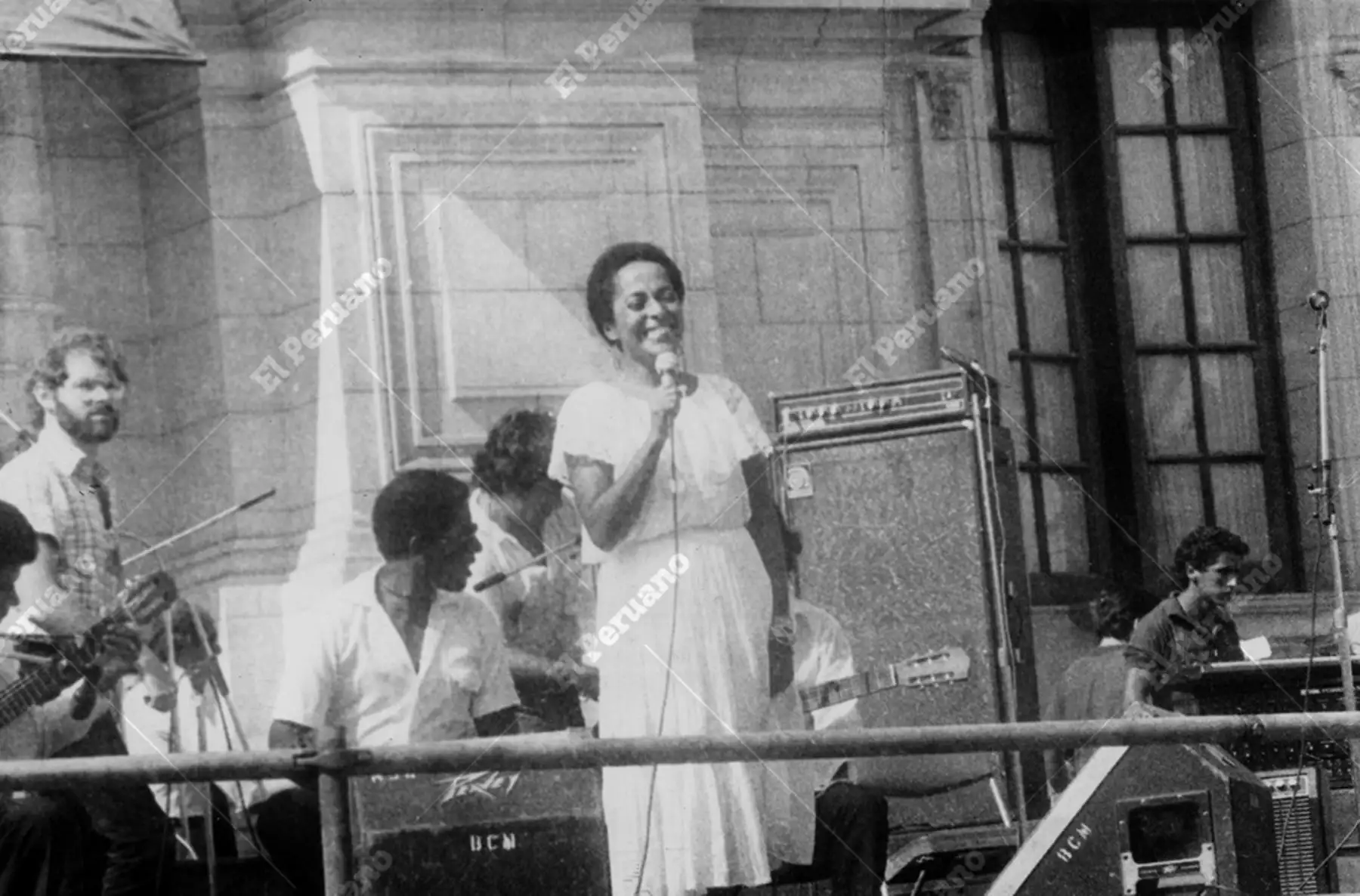 Lima - 6 abril 1986 / Susana Baca, participo en la inauguración de la de la Semana de la Integración Cultural Latinoamericana (Sicla) en el patio de honor de Palacio de Gobierno. Foto: Archivo Histórico El Peruano