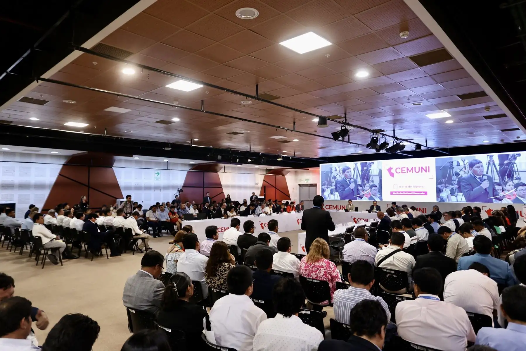El ejecutivo y alcaldes provinciales alcanzan 214 acuerdos durante el I Consejo de Estado Municipal. A fin de afianzar la descentralización del Perú, el presidente del Consejo de Ministros, Alberto Otárola Peñaranda, enfatizó que el primer Consejo de Estado Municipal (Cemuni) marca un punto de quiebre en el trabajo articulado del Gobierno nacional con las autoridades locales.
Foto: ANDINA /PCM