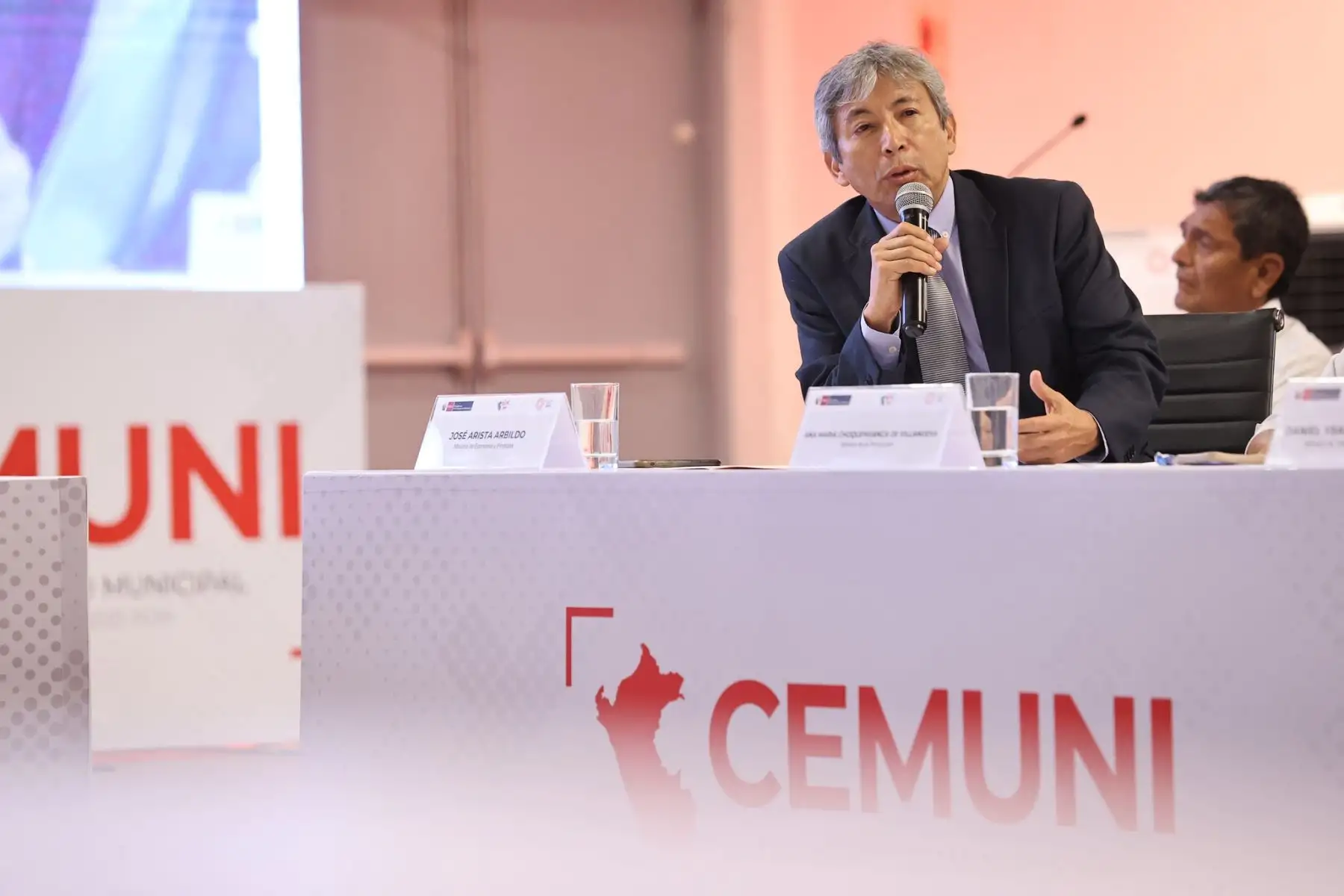 El ejecutivo y alcaldes provinciales alcanzan 214 acuerdos durante el I Consejo de Estado Municipal. A fin de afianzar la descentralización del Perú, el presidente del Consejo de Ministros, Alberto Otárola Peñaranda, enfatizó que el primer Consejo de Estado Municipal (Cemuni) marca un punto de quiebre en el trabajo articulado del Gobierno nacional con las autoridades locales.
Foto: ANDINA /PCM