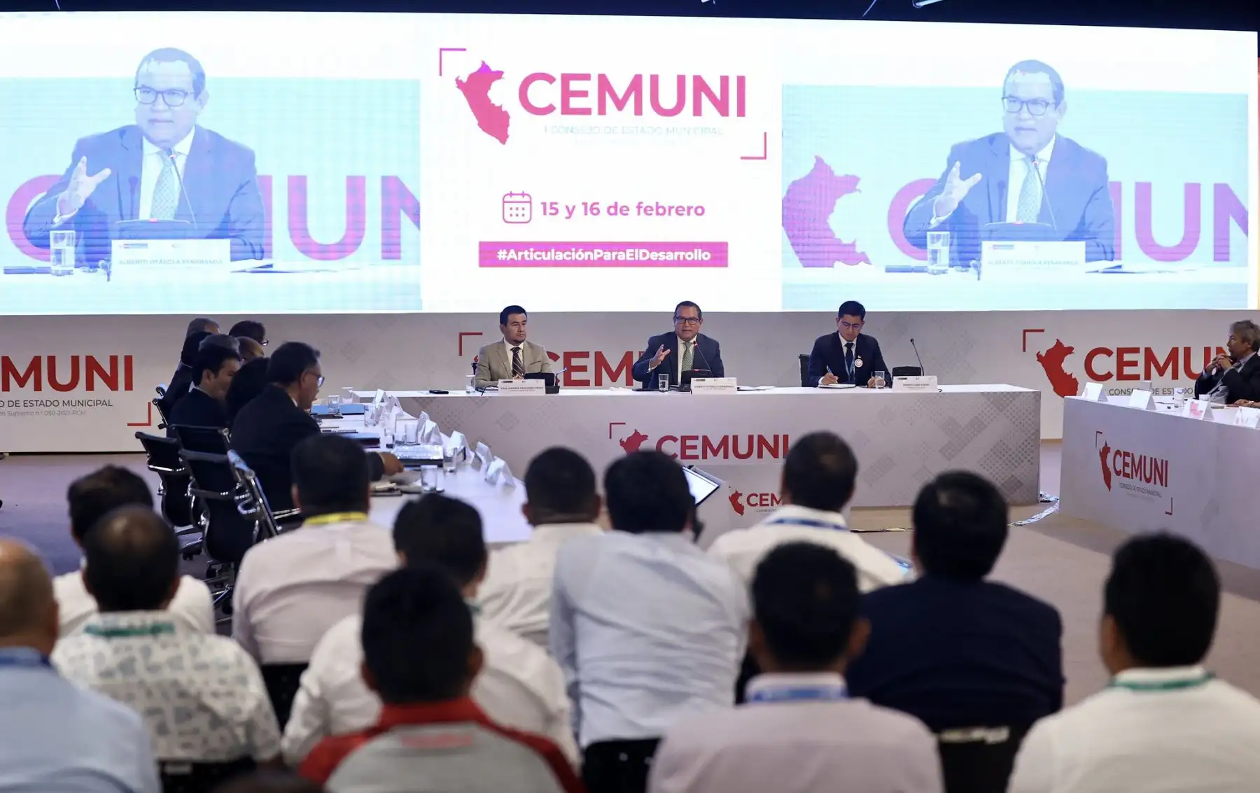 El ejecutivo y alcaldes provinciales alcanzan 214 acuerdos durante el I Consejo de Estado Municipal. A fin de afianzar la descentralización del Perú, el presidente del Consejo de Ministros, Alberto Otárola Peñaranda, enfatizó que el primer Consejo de Estado Municipal (Cemuni) marca un punto de quiebre en el trabajo articulado del Gobierno nacional con las autoridades locales.
Foto: ANDINA /PCM