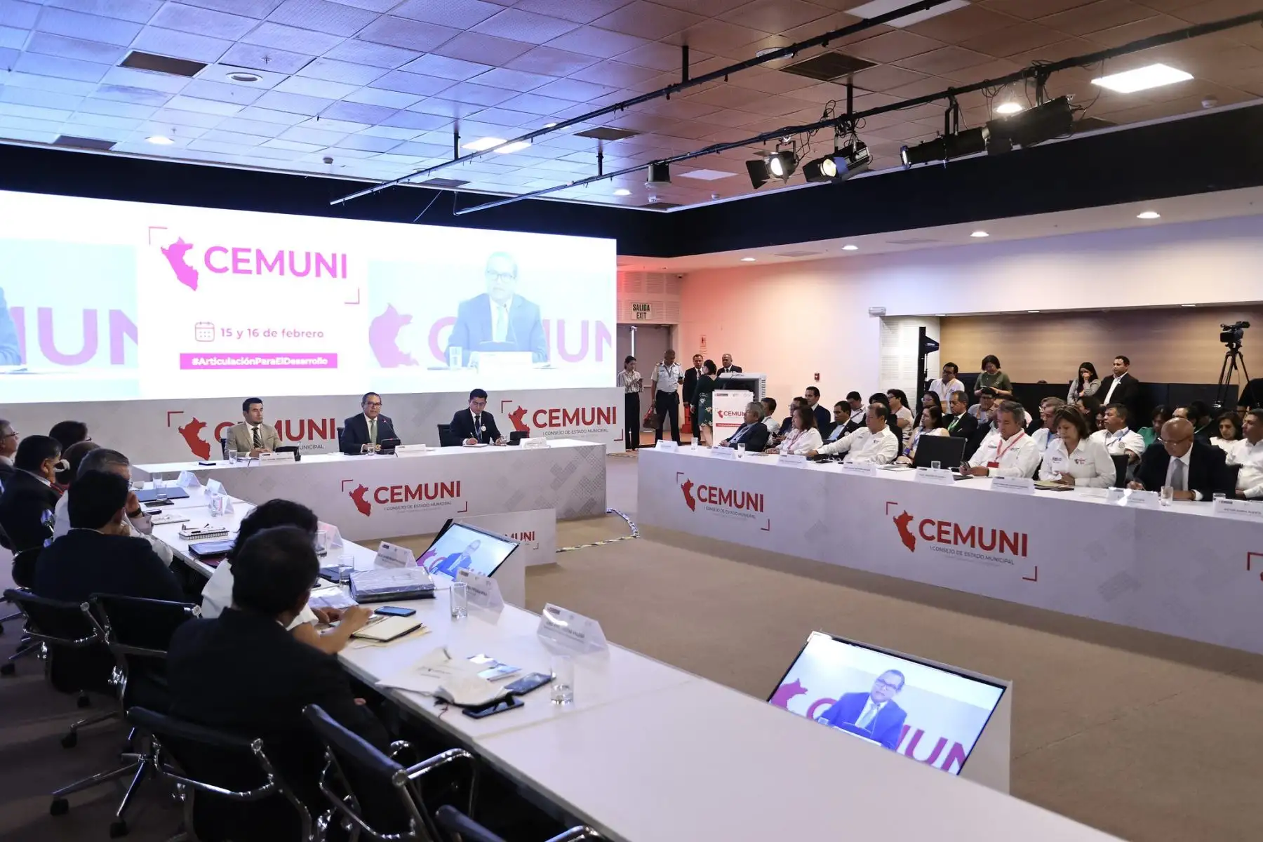 El ejecutivo y alcaldes provinciales alcanzan 214 acuerdos durante el I Consejo de Estado Municipal. A fin de afianzar la descentralización del Perú, el presidente del Consejo de Ministros, Alberto Otárola Peñaranda, enfatizó que el primer Consejo de Estado Municipal (Cemuni) marca un punto de quiebre en el trabajo articulado del Gobierno nacional con las autoridades locales.
Foto: ANDINA /PCM