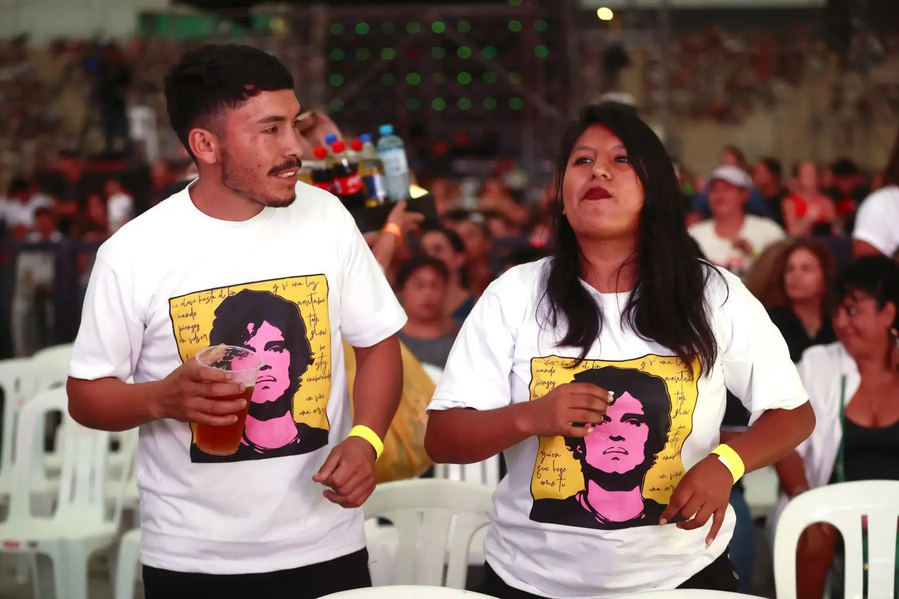 A casi un mes y medio del fallecimiento de Pedro Suárez-Vértiz, amigos,  familiares y más de 20 artistas nacionales participan en el concierto de homenaje al ícono del rock peruano. El festival “Cuando pienses en volver…. aquí están tus amigos” congregra a cientos personas que llegarón hasta el estadio San Marcos esta noche para disfrutar del show.
Foto: ANDINA/Vidal Tarqui