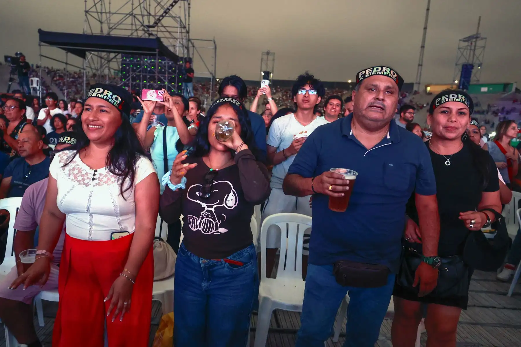 A casi un mes y medio del fallecimiento de Pedro Suárez-Vértiz, amigos,  familiares y más de 20 artistas nacionales participan en el concierto de homenaje al ícono del rock peruano. El festival “Cuando pienses en volver…. aquí están tus amigos” congregra a cientos personas que llegarón hasta el estadio San Marcos esta noche para disfrutar del show.
Foto: ANDINA/Vidal Tarqui