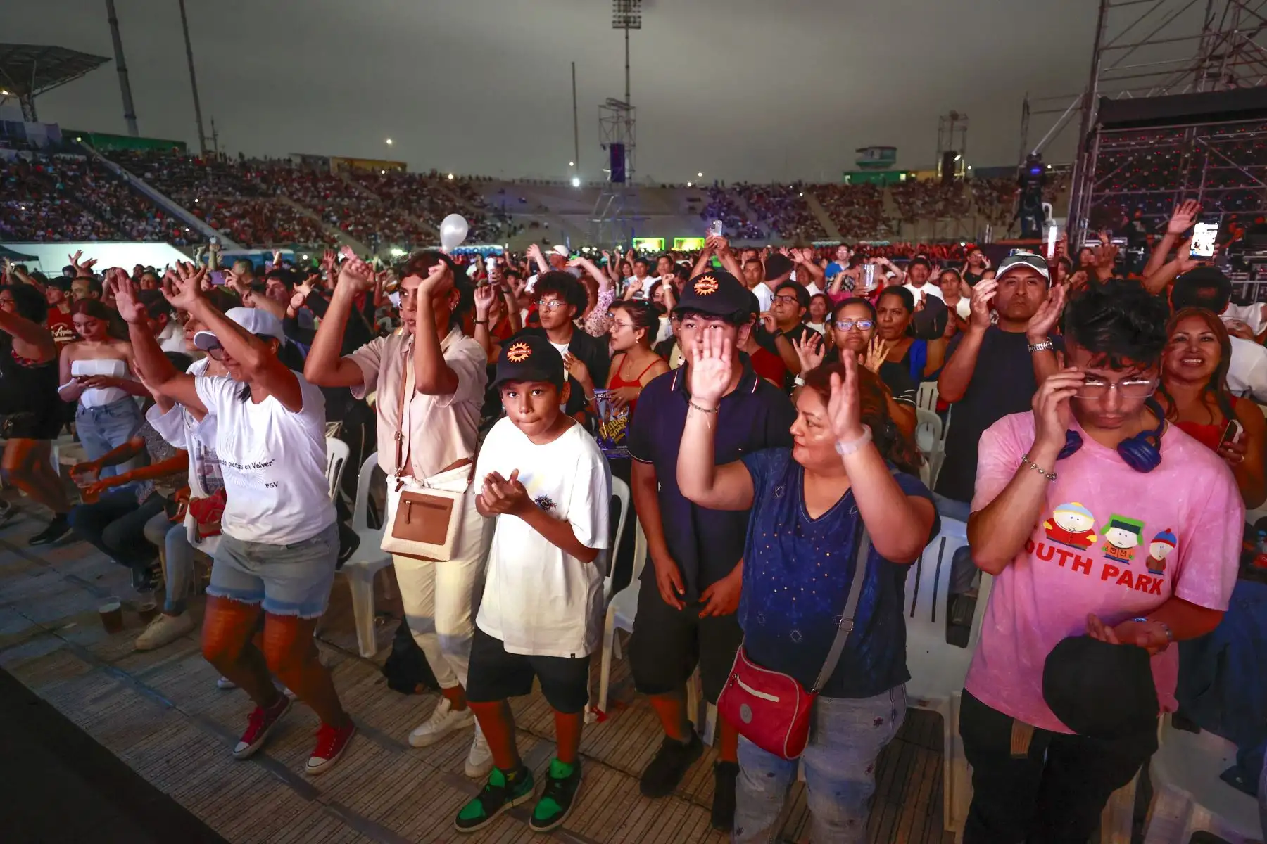 A casi un mes y medio del fallecimiento de Pedro Suárez-Vértiz, amigos,  familiares y más de 20 artistas nacionales participan en el concierto de homenaje al ícono del rock peruano. El festival “Cuando pienses en volver…. aquí están tus amigos” congregra a cientos personas que llegarón hasta el estadio San Marcos esta noche para disfrutar del show.
Foto: ANDINA/Vidal Tarqui