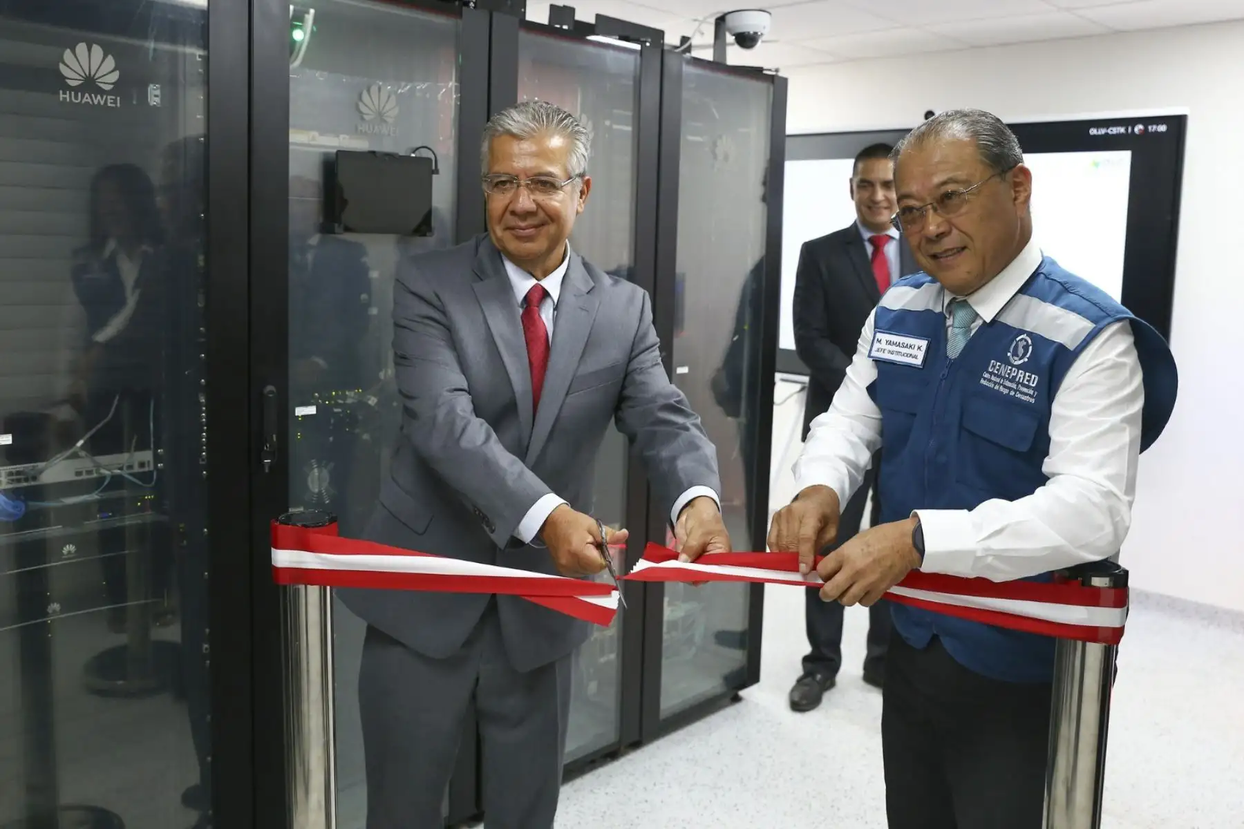 El ministro de Defensa, Walter Enrique Astudillo Chávez, inauguró el moderno Centro de Datos del Centro Nacional de Estimación, Prevención y Reducción del Riesgo de Desastres (Cenepred), que contribuirá a mejorar el procesamiento de la información, lo que redundará en un trabajo más eficiente en la elaboración de escenarios de riesgos.
Foto: ANDINA/MINDEF
