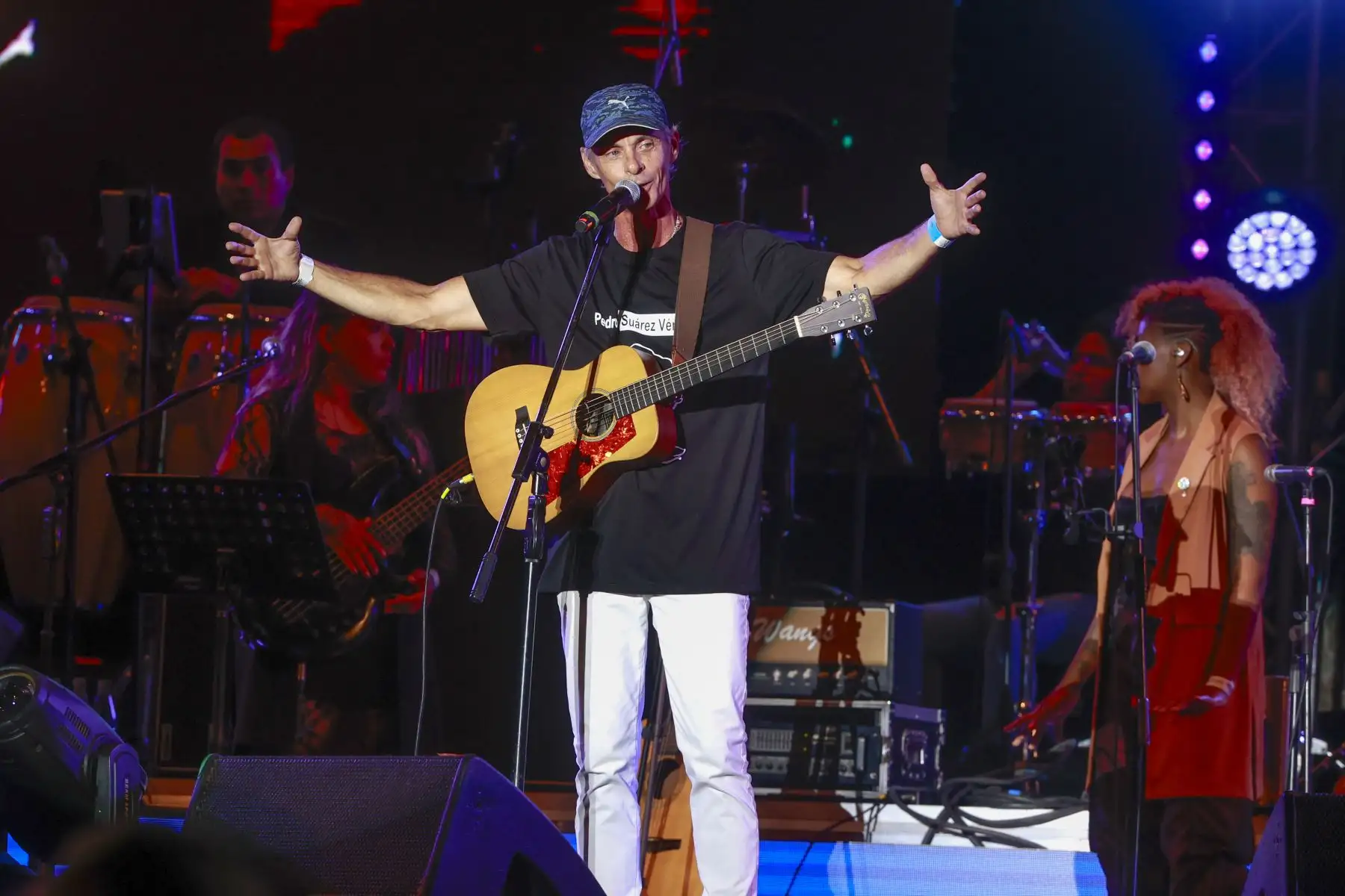 A casi un mes y medio del fallecimiento de Pedro Suárez-Vértiz, amigos,  familiares y más de 20 artistas nacionales participan en el concierto de homenaje al ícono del rock peruano. El festival “Cuando pienses en volver…. aquí están tus amigos” congregra a cientos personas que llegarón hasta el estadio San Marcos esta noche para disfrutar del show.
Foto: ANDINA/Vidal Tarqui
