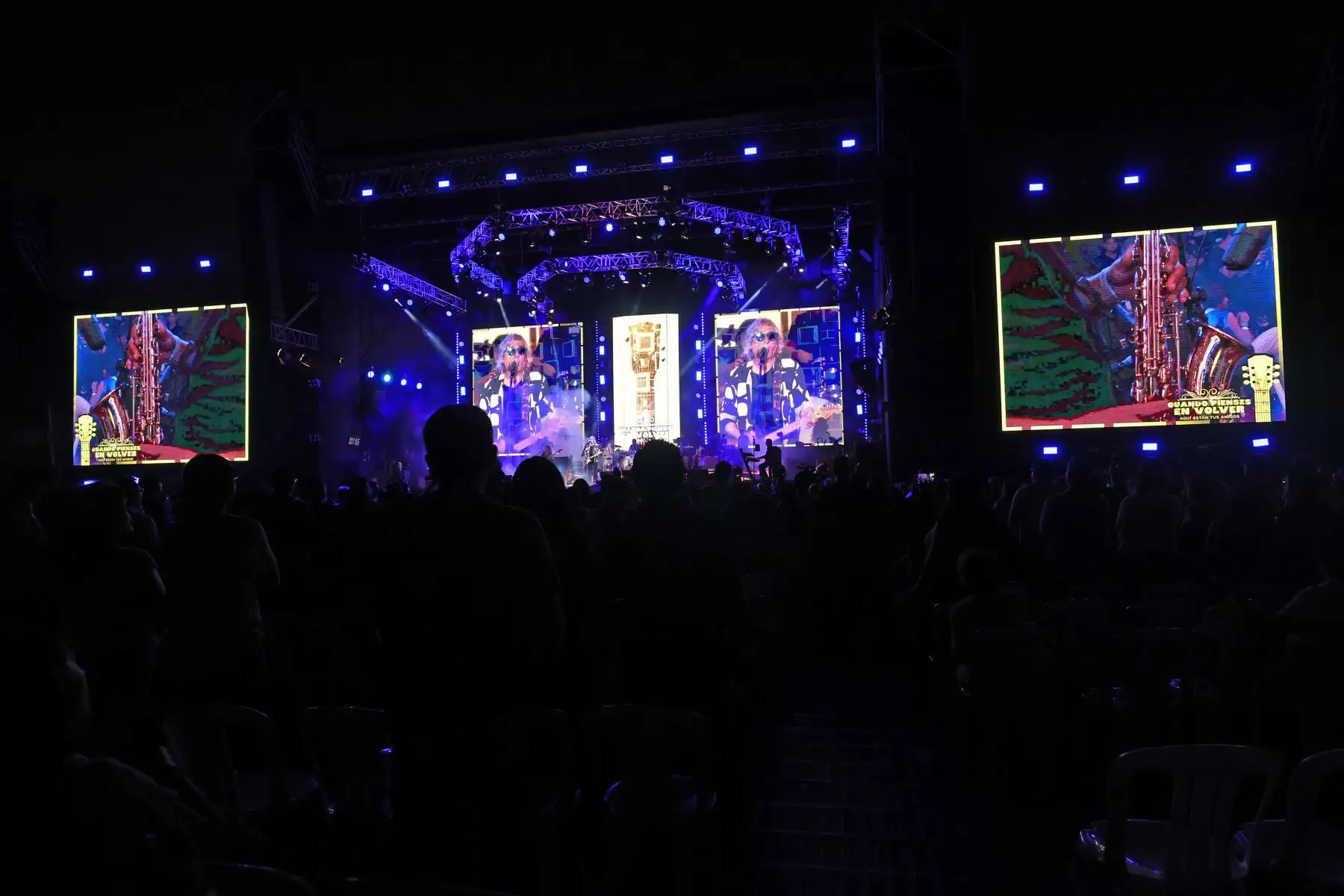 A casi un mes y medio del fallecimiento de Pedro Suárez-Vértiz, amigos,  familiares y más de 20 artistas nacionales participan en el concierto de homenaje al ícono del rock peruano. El festival “Cuando pienses en volver…. aquí están tus amigos” congregra a cientos personas que llegarón hasta el estadio San Marcos esta noche para disfrutar del show.
Foto: ANDINA/Vidal Tarqui
