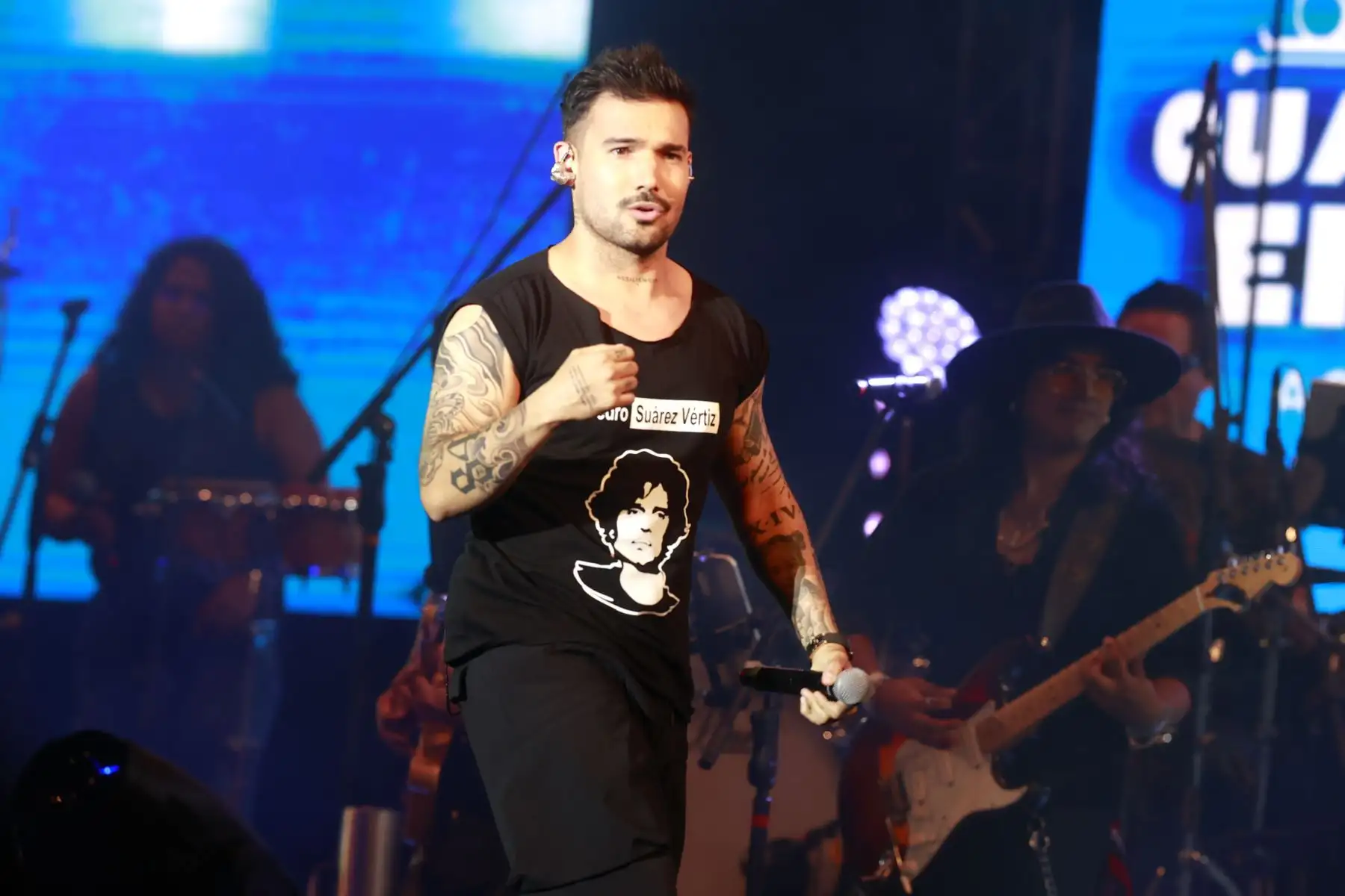 A casi un mes y medio del fallecimiento de Pedro Suárez-Vértiz, amigos,  familiares y más de 20 artistas nacionales participan en el concierto de homenaje al ícono del rock peruano. El festival “Cuando pienses en volver…. aquí están tus amigos” congregra a cientos personas que llegarón hasta el estadio San Marcos esta noche para disfrutar del show.
Foto: ANDINA/Vidal Tarqui