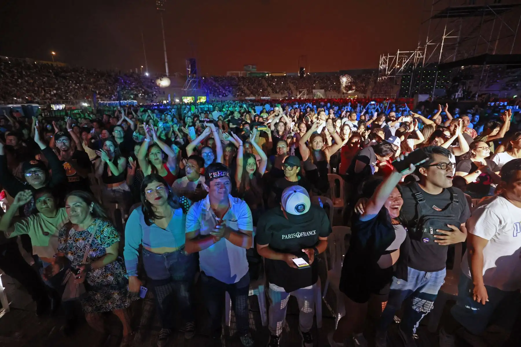 A casi un mes y medio del fallecimiento de Pedro Suárez-Vértiz, amigos,  familiares y más de 20 artistas nacionales participan en el concierto de homenaje al ícono del rock peruano. El festival “Cuando pienses en volver…. aquí están tus amigos” congregra a cientos personas que llegarón hasta el estadio San Marcos esta noche para disfrutar del show.
Foto: ANDINA/Vidal Tarqui