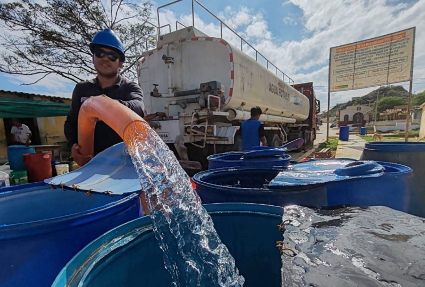 El Ministerio de Vivienda, Construcción y Saneamiento incrementó la flota de cisternas de la Unidad Ejecutora Agua Tumbes, para abastecer con agua potable a siete distritos de la provincia de Tumbes.