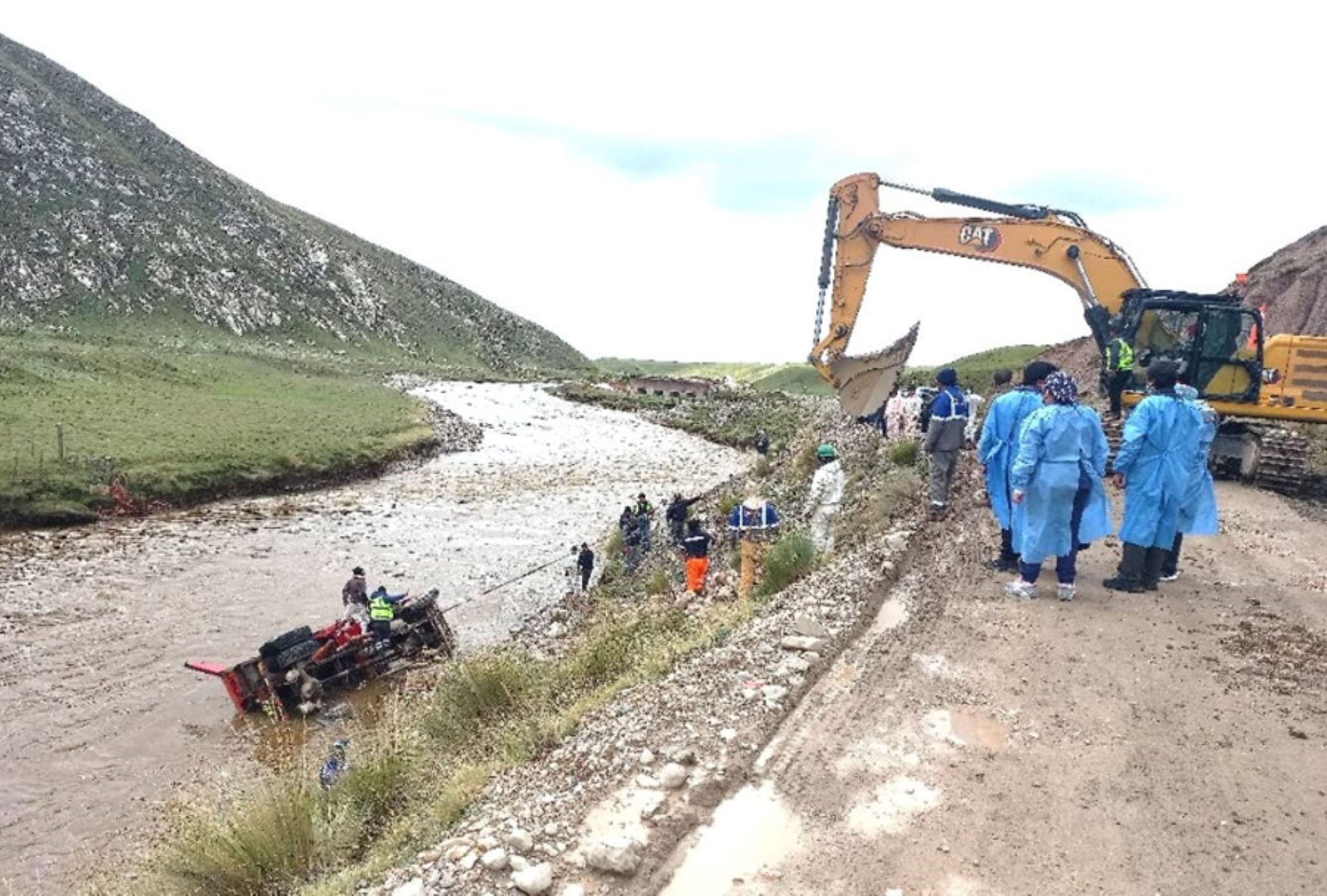 El chofer de un camión falleció hoy tras el despiste del vehículo y caída al río San Juan, ubicado en el distrito de Simón Bolívar, provincia y departamento de Pasco.