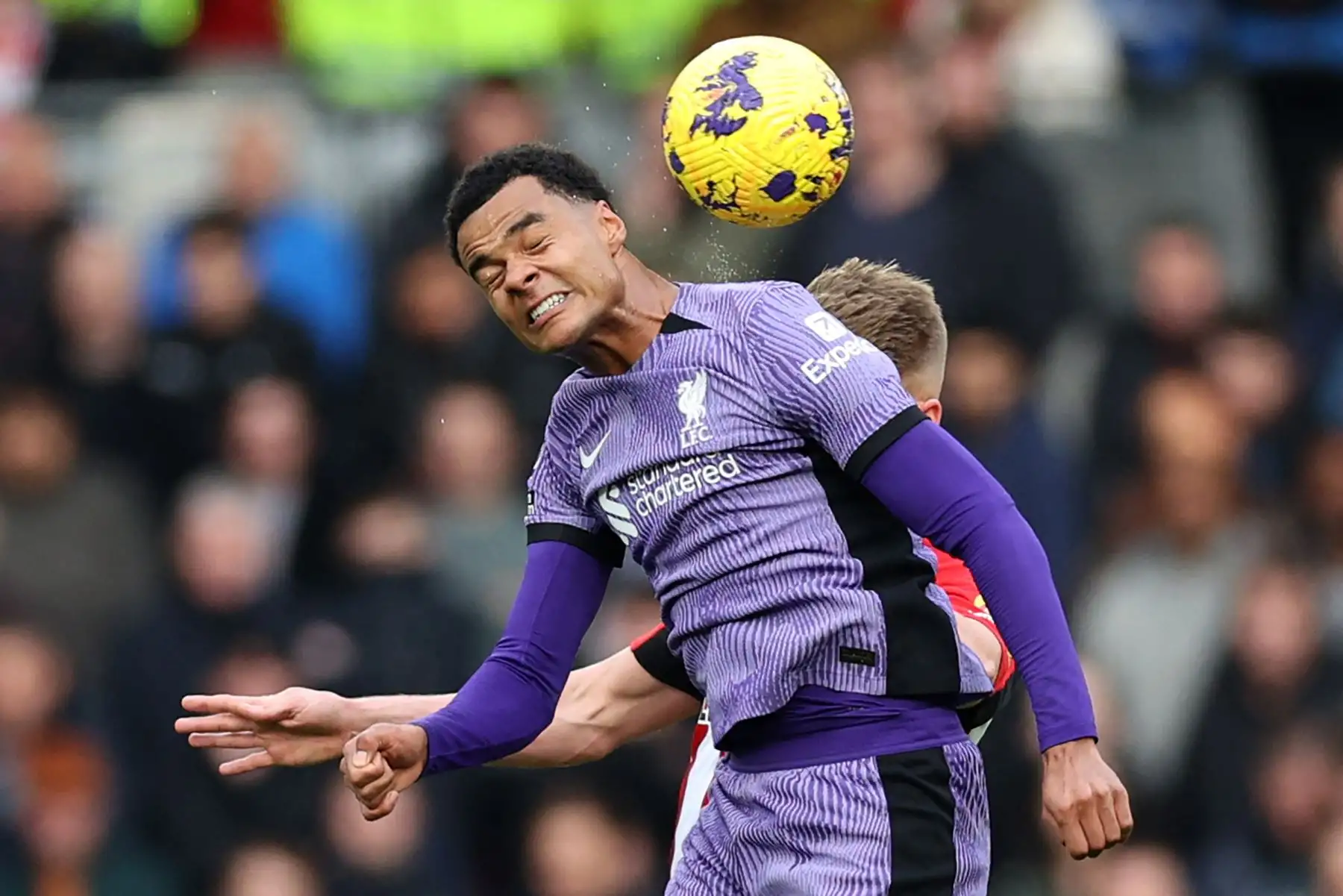 El delantero holandés del Liverpool, Cody Gakpo, gana un cabezazo durante el partido de fútbol de la Premier League inglesa entre Brentford y Liverpool en el Gtech Community Stadium de Londres. Foto: ANDINA/AFP