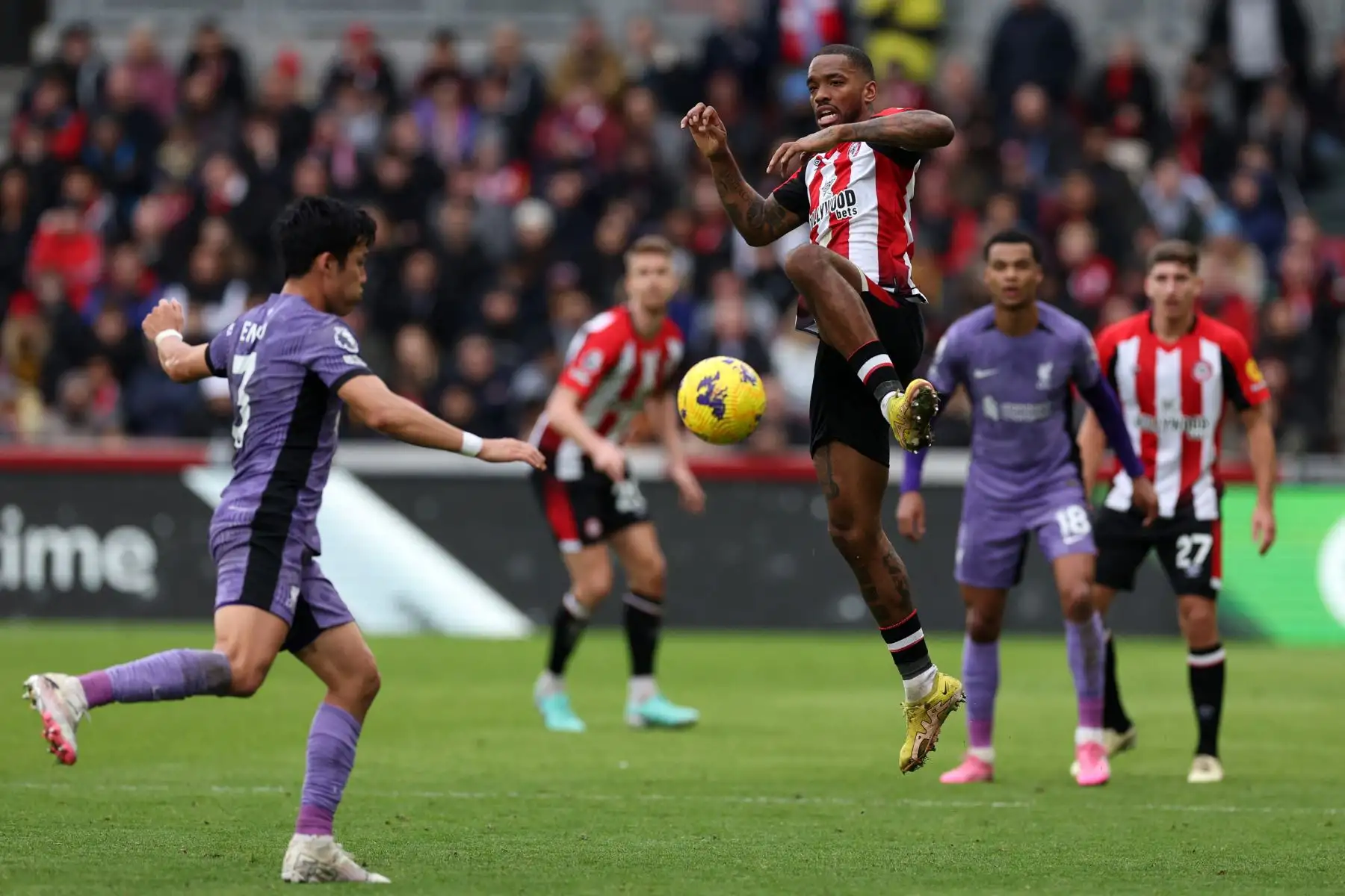El centrocampista japonés del Liverpool Wataru Endo compite con el delantero inglés del Brentford Ivan Toney durante el partido de fútbol de la Premier League inglesa entre Brentford y Liverpool en el Gtech Community Stadium de Londres. Foto: ANDINA/AFP