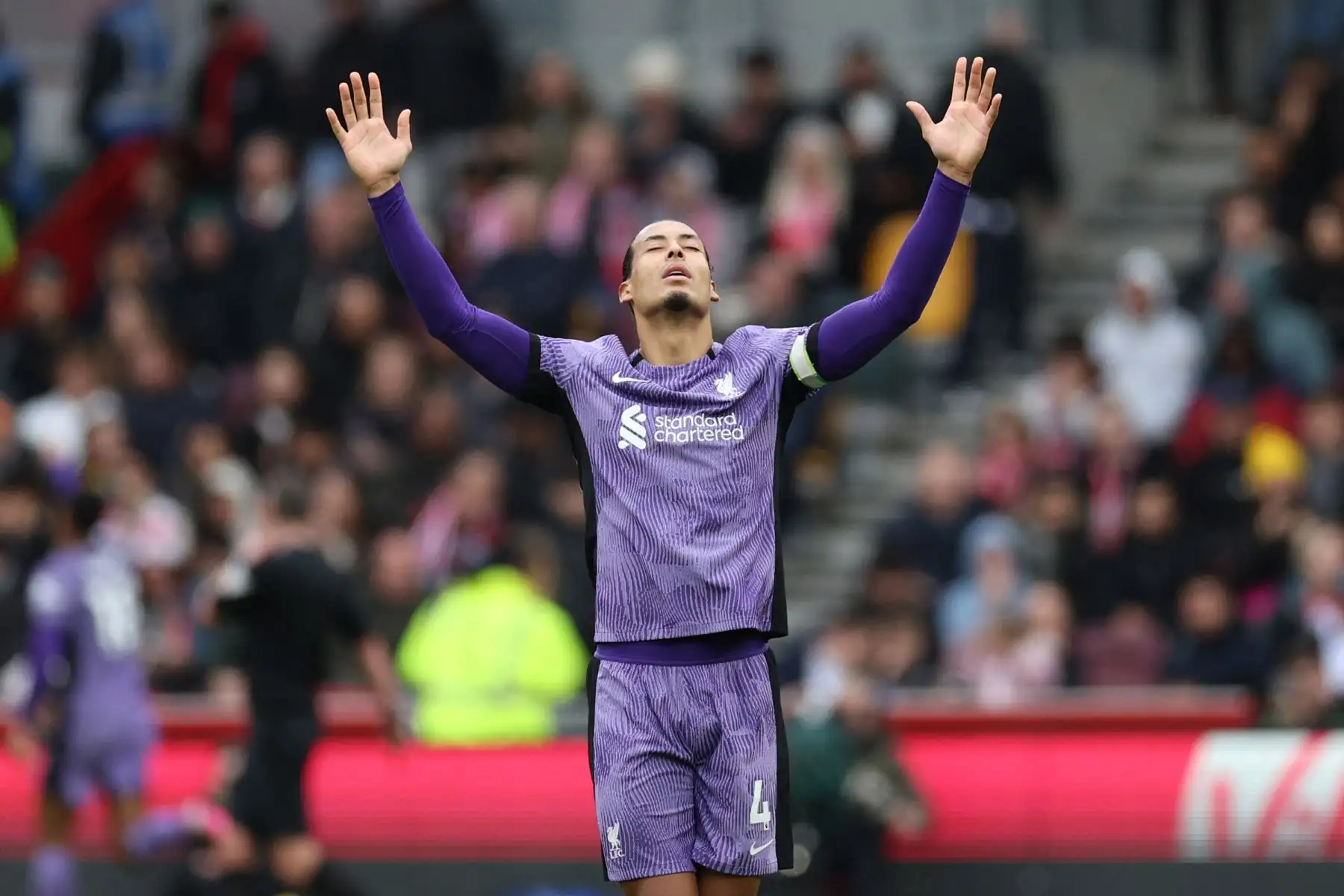 El defensa holandés del Liverpool Virgil van Dijk reacciona después de que Cody Gakpo anotara su cuarto gol durante el partido de fútbol de la Premier League inglesa entre Brentford y Liverpool en el Gtech Community Stadium de Londres. Foto: ANDINA/AFP