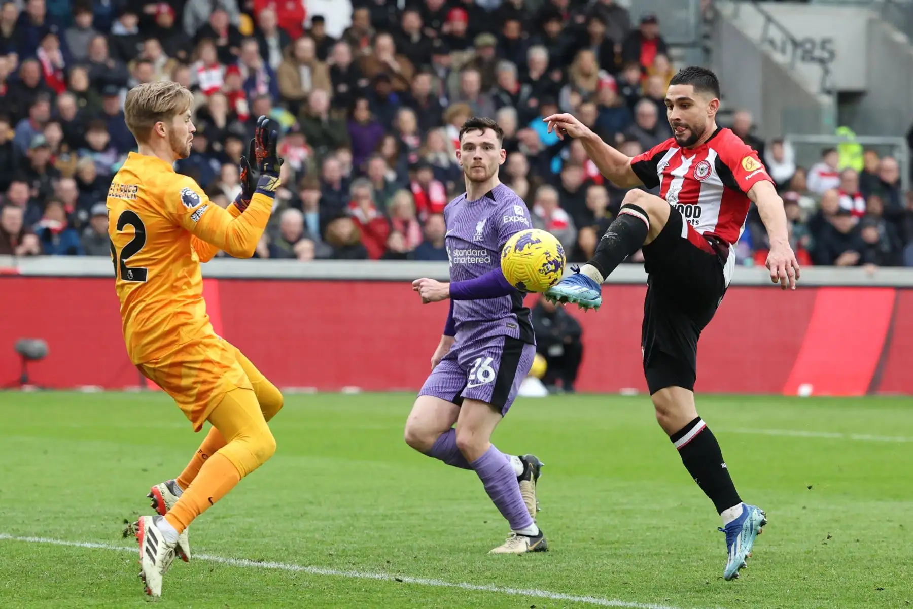 El delantero francés de Brentford  Neal Maupay intenta vencer al portero irlandés de Liverpool Caoimhin Kelleher durante el partido de fútbol de la Premier League inglesa entre Brentford y Liverpool en el Gtech Community Stadium de Londres. Foto: ANDINA/AFP