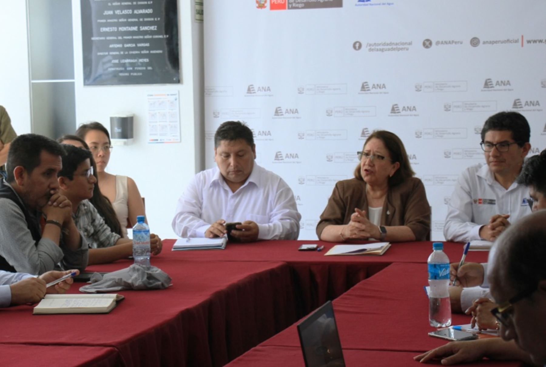 La Autoridad Nacional del Agua (ANA), del Ministerio de Desarrollo Agrario y Riego, desarrolló la primera reunión de trabajo con representantes de cinco distritos de las provincias de Lima, donde se informó cómo se ejecutarán los 21 proyectos de inversión pública para la instalación de diques de contención y barreras dinámicas.
