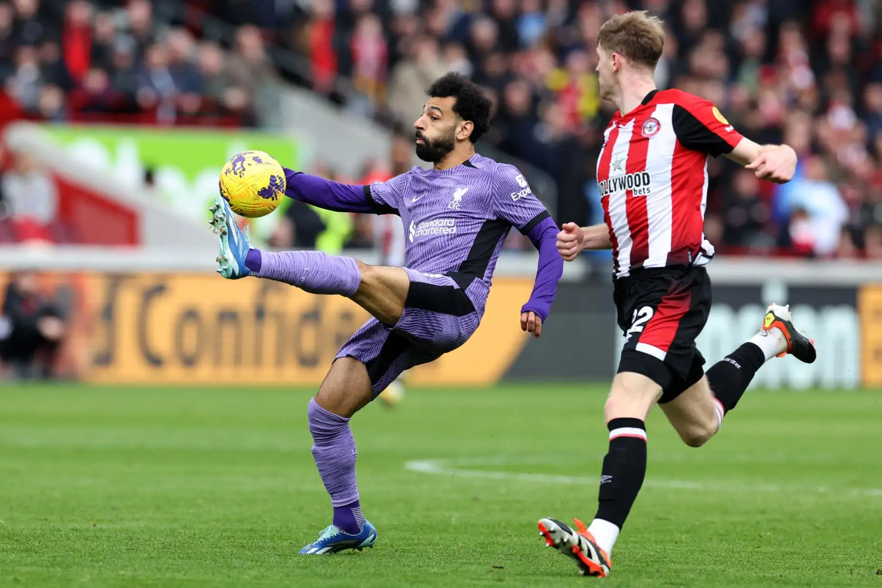 El delantero egipcio del Liverpool, Mohamed Salah, controla el balón durante el partido de fútbol de la Premier League inglesa entre Brentford y Liverpool en el Gtech Community Stadium de Londres. Foto: ANDINA/AFP