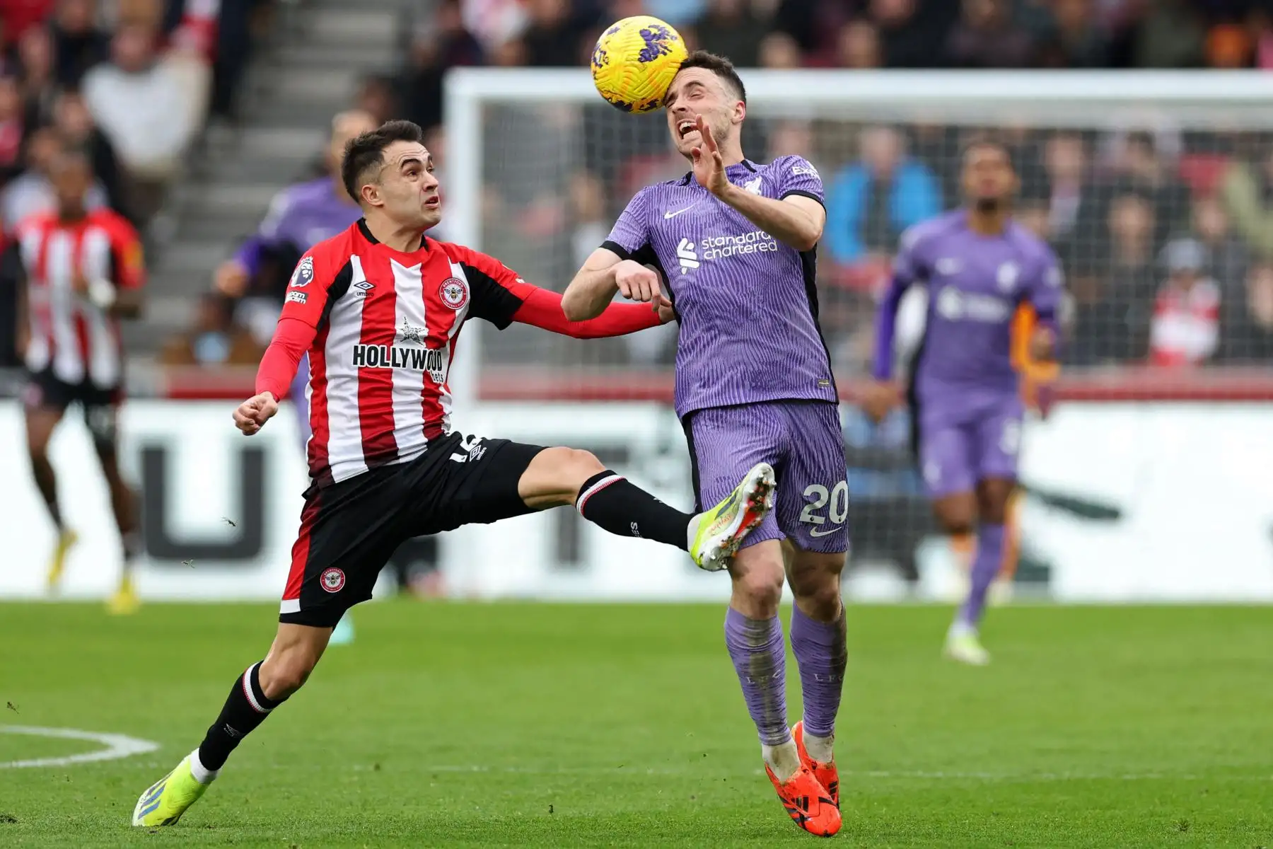 El defensor español de Brentford Sergio Reguilon compite con el delantero portugués de Liverpool Diogo Jota durante el partido de fútbol de la Premier League inglesa entre Brentford y Liverpool en el Gtech Community Stadium de Londres. Foto: ANDINA/ AFP