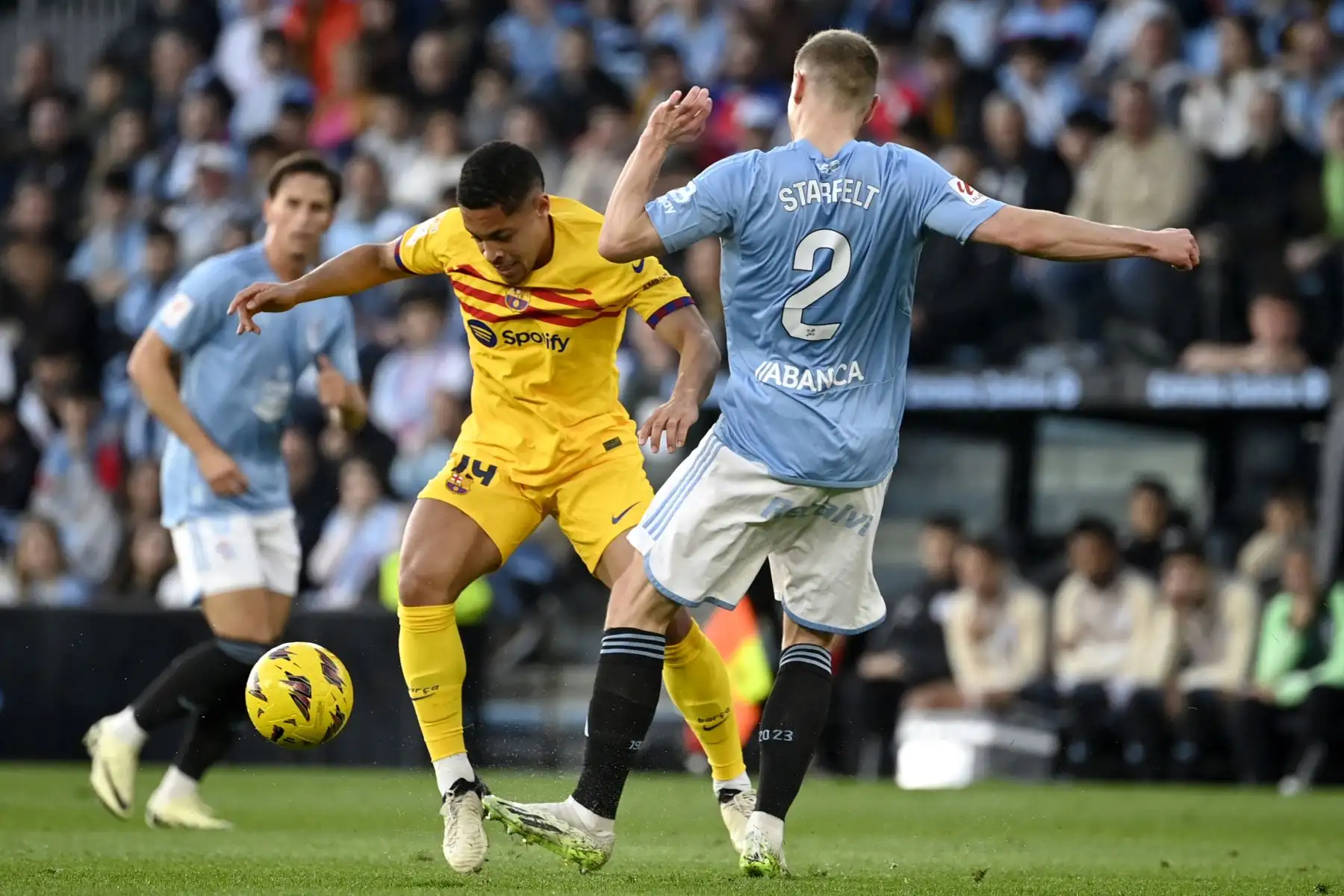 El delantero brasileño del Barcelona Vitor Roque compite con el defensa sueco del Celta de Vigo Carl Starfelt durante el partido de fútbol de la liga española entre el RC Celta de Vigo y el FC Barcelona en el estadio de Balaidos de Vigo. Foto: ANDINA/AFP