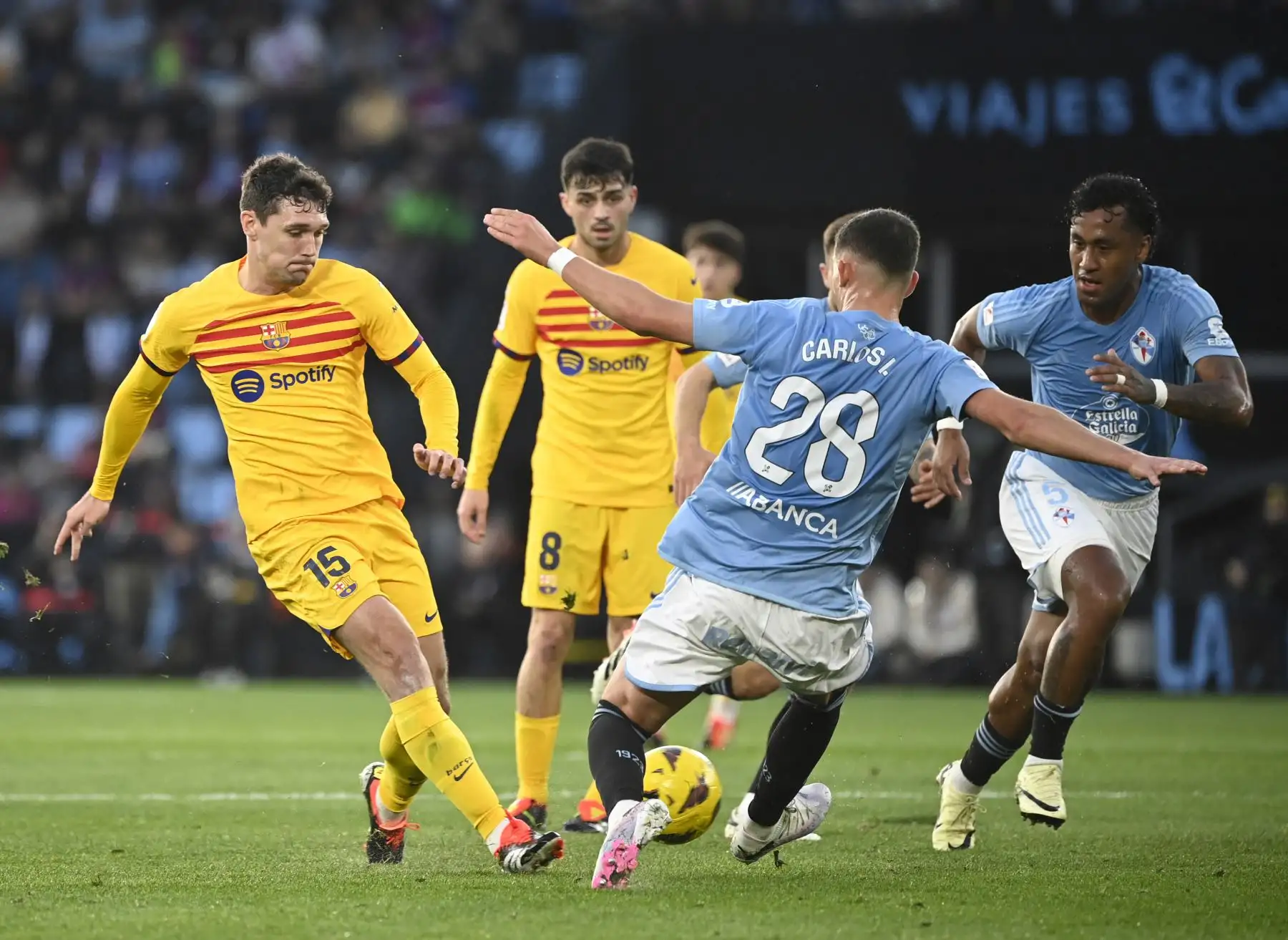 El defensa danés del Barcelona Andreas Christensen compite con el defensa español del Celta de Vigo Carlos Domínguez durante el partido de fútbol de la liga española entre el RC Celta de Vigo y el FC Barcelona en el estadio de Balaidos de Vigo. Foto: ANDINA/AFP