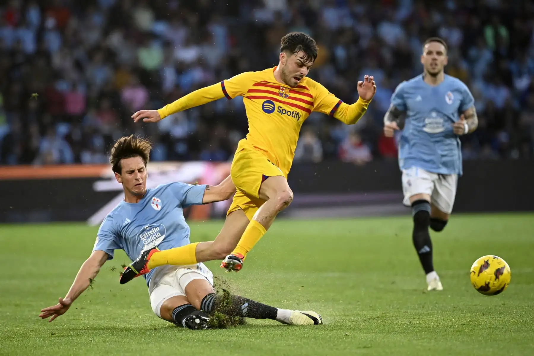 El centrocampista argentino del Celta de Vigo Tadeo Allende compite con el centrocampista español del Barcelona Pedri durante el partido de fútbol de la liga española entre el RC Celta de Vigo y el FC Barcelona en el estadio de Balaidos de Vigo. Foto: ANDINA/AFP