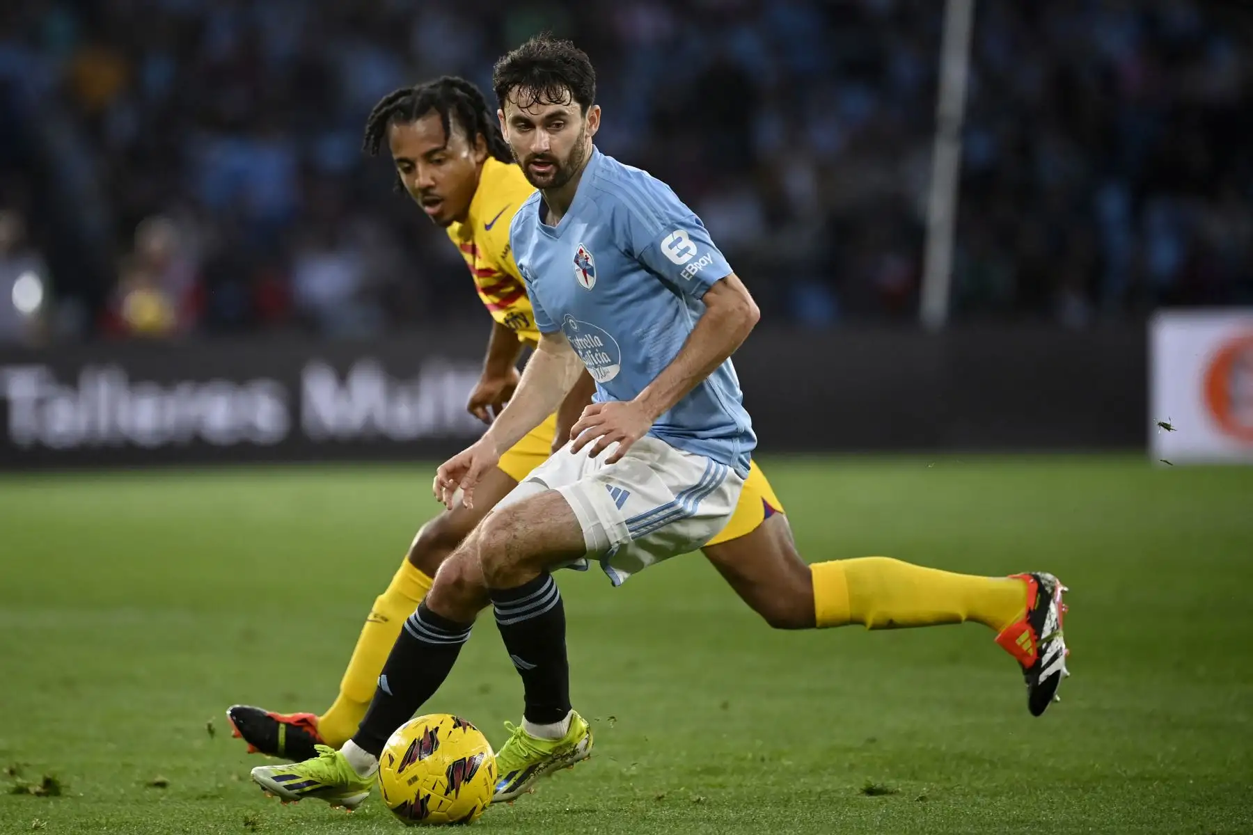 El defensor francés del Barcelona Jules Kounde compite con el centrocampista estadounidense del Celta Vigo Luca de la Torre durante el partido de fútbol de la liga española entre el RC Celta de Vigo y el FC Barcelona en el estadio Balaidos de Vigo. Foto: ANDINA/AFP