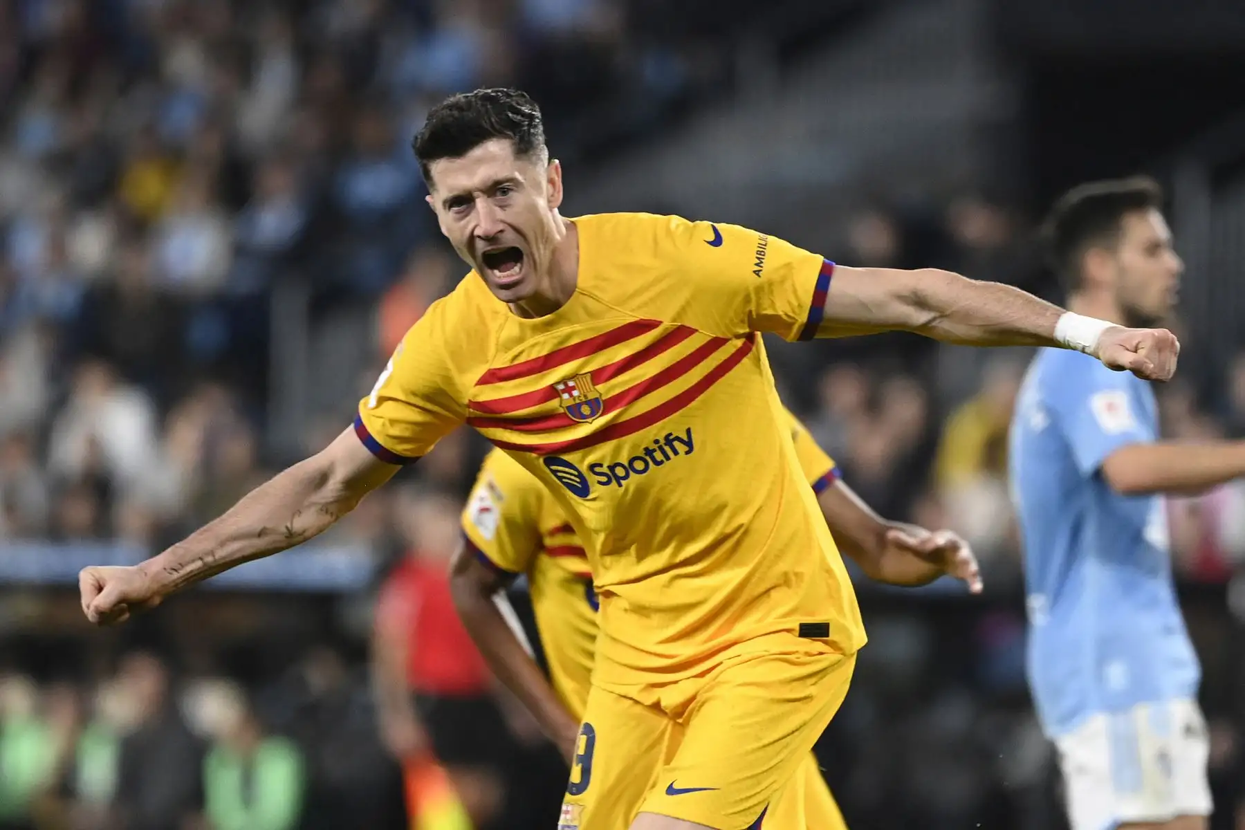 El delantero polaco del Barcelona, Robert Lewandowski, celebra marcar el primer gol de su equipo durante el partido de fútbol de la liga española entre el RC Celta de Vigo y el FC Barcelona en el estadio de Balaidos de Vigo. Foto: ANDINA/ AFP