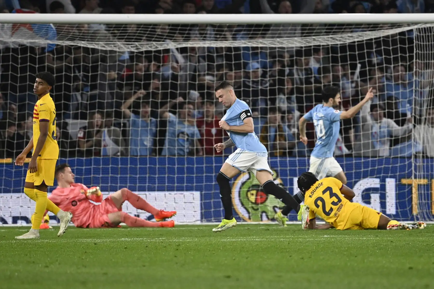 El delantero español del Celta de Vigo, Iago Aspas, celebra marcar el primer gol de su equipo durante el partido de fútbol de la liga española entre el RC Celta de Vigo y el FC Barcelona en el estadio de Balaidos de Vigo. Foto: ANDINA/AFP