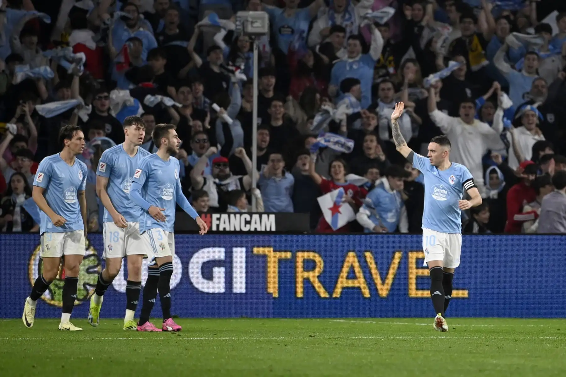El delantero español del Celta de Vigo Iago Aspas celebra marcar el primer gol de su equipo durante el partido de fútbol de la liga española entre el RC Celta de Vigo y el FC Barcelona en el estadio de Balaidos de Vigo. Foto: ANDINA/AFP