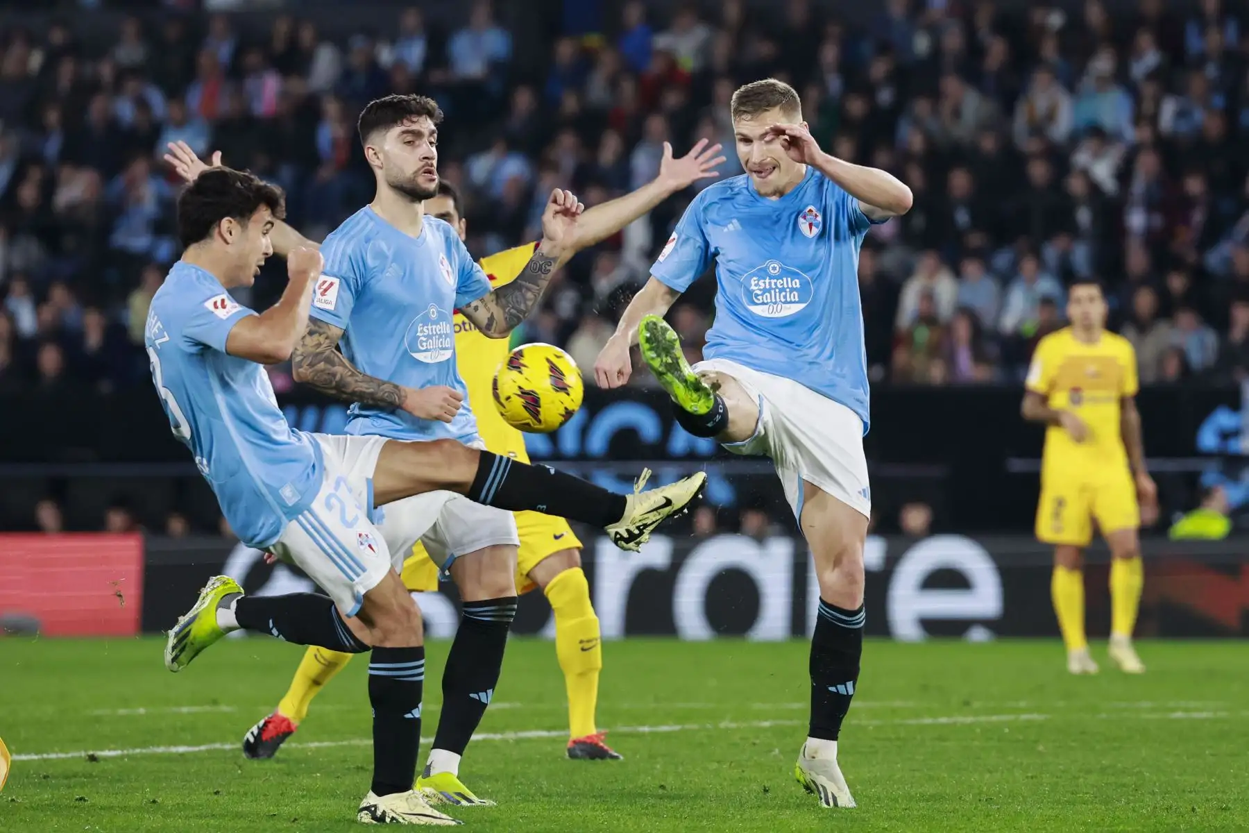 La defensa del Celta despeja un balón en el partido de la jornada 25 de La Liga que Celta de Vigo y FC Barcelona disputan este sábado en el estadio de Balaídos, en Vigo. Foto: ANDINA/EFE