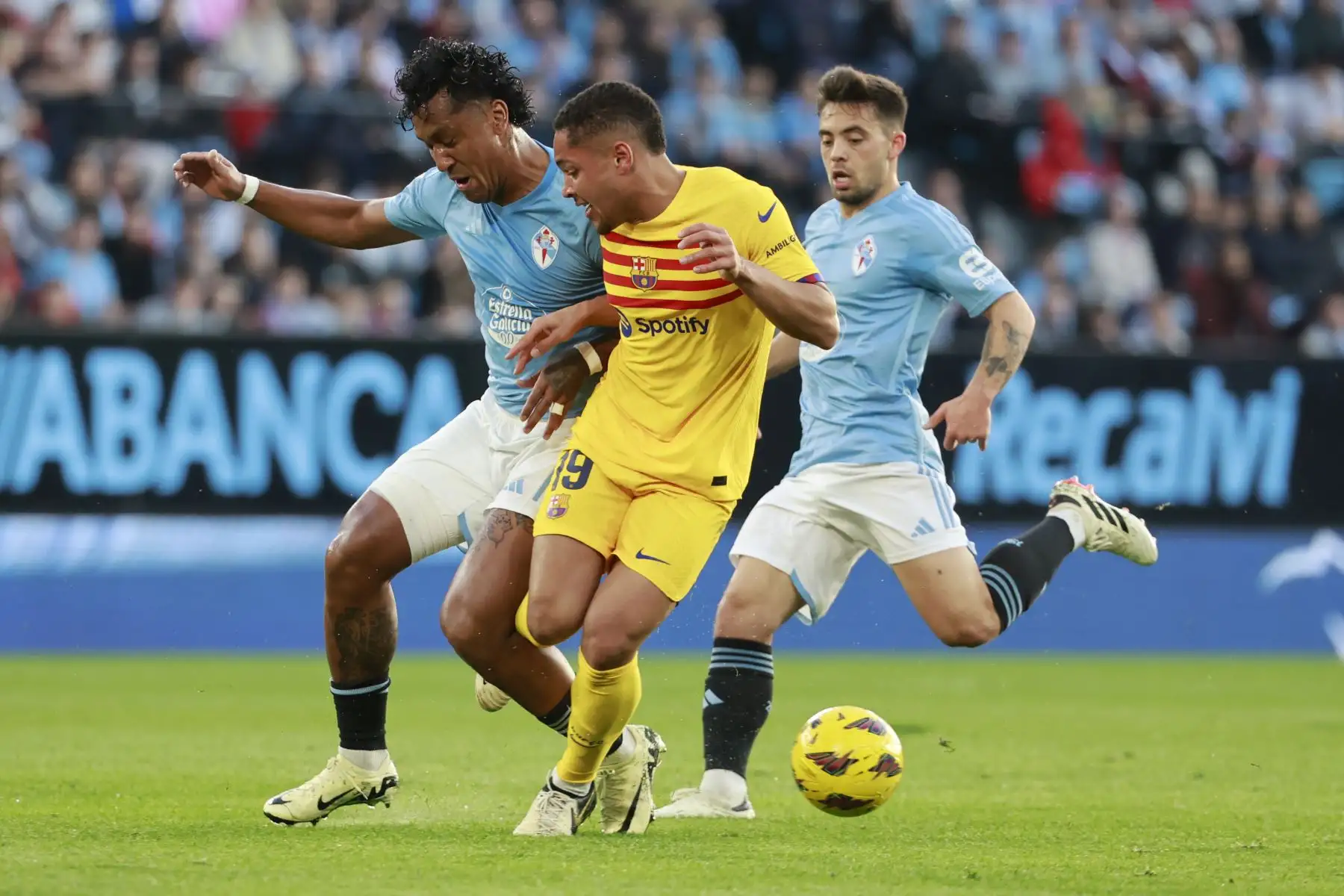 El delantero del FC Barcelona Vitor Roque lucha con el peruano Renato Tapia, del Celta, en el partido de la jornada 25 de LaLiga que Celta de Vigo y FC Barcelona disputan este sábado en el estadio de Balaídos, en Vigo. Foto: ANDINA/EFE
