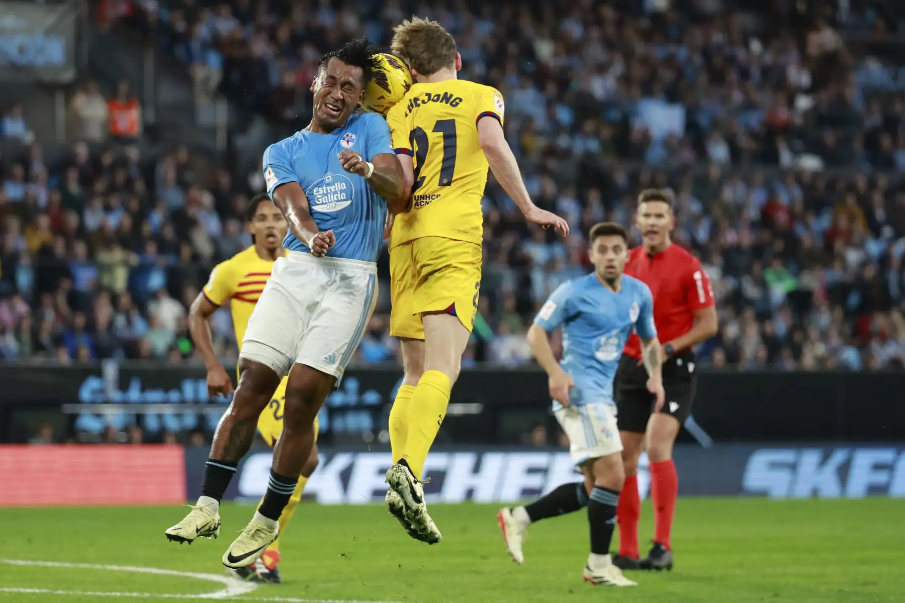 El centrocampista peruano del Celta de Vigo Renato Tapia y el centrocampista del Barcelona Frenkie de Jong, durante el partido correspondiente a la jornada 25 de LaLiga EA Sports disputado entre el Celta de Vigo y el Barcelona en el estadio de Balaídos, este sábado en Vigo. Foto: ANDINA/EFE