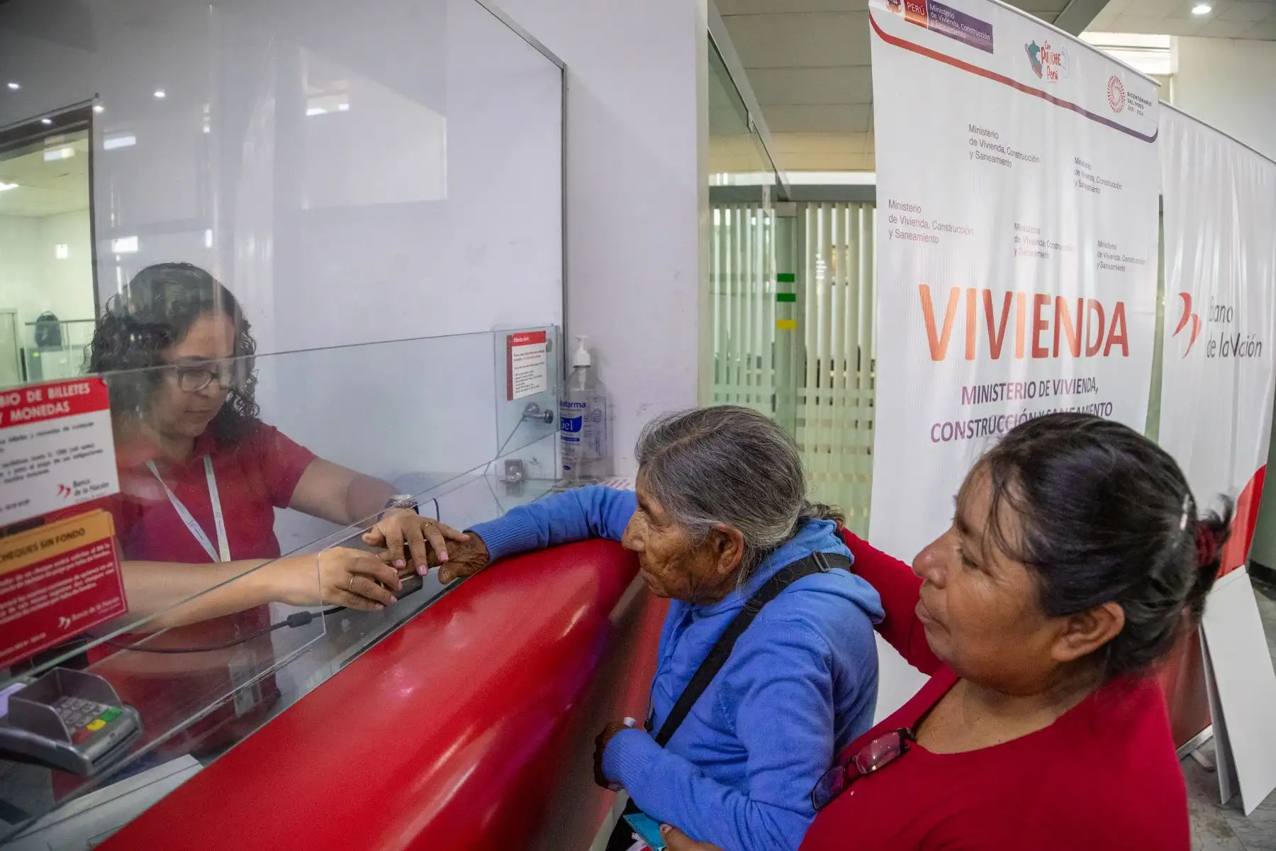 El Ministerio de Vivienda, Construcción y Saneamiento inició en Chiclayo la entrega del Bono de Arrendamiento de Vivienda para Emergencias (BAE) a 394 familias de esta localidad, que perdieron sus casas a debido al ciclón Yaku y el fenómeno El Niño costero el año pasado.
Foto: ANDINA/Difusión