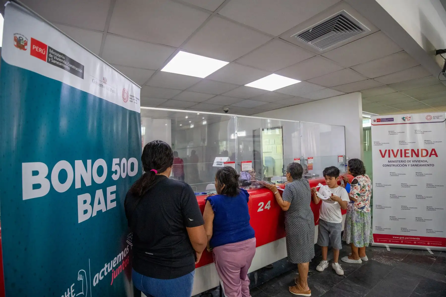 La ministra de Vivienda, Construcción y Saneamiento, Hania Pérez de Cuéllar, confirmó que su sector culminará en marzo próximo la entrega del BAE a los 13,200 damnificados en 14 regiones del país del ciclón Yaku y el fenómeno El Niño Costero.
Foto: ANDINA/Difusión