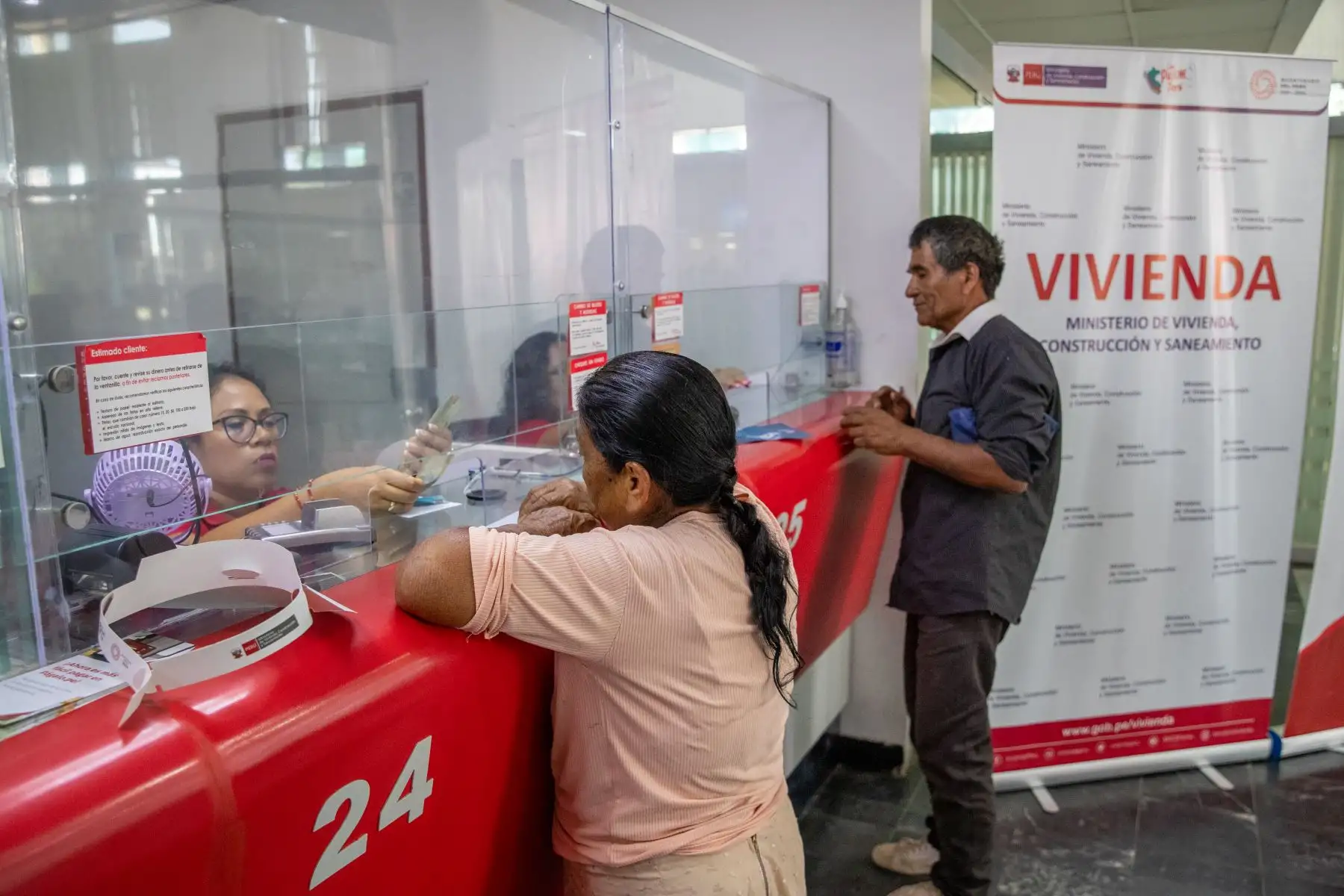 El gobierno de la presidenta Dina Boluarte, a través del Ministerio de Vivienda, Construcción y Saneamiento (MVCS), inició la atención de las familias damnificadas con el Bono de Arrendamiento de Vivienda en Emergencia (BAE), una ayuda económica de S/500 mensuales para alquilar un espacio de vivienda en un lugar seguro, y salvaguardar la vida e integridad de las familias.
Foto: ANDINA/Difusión