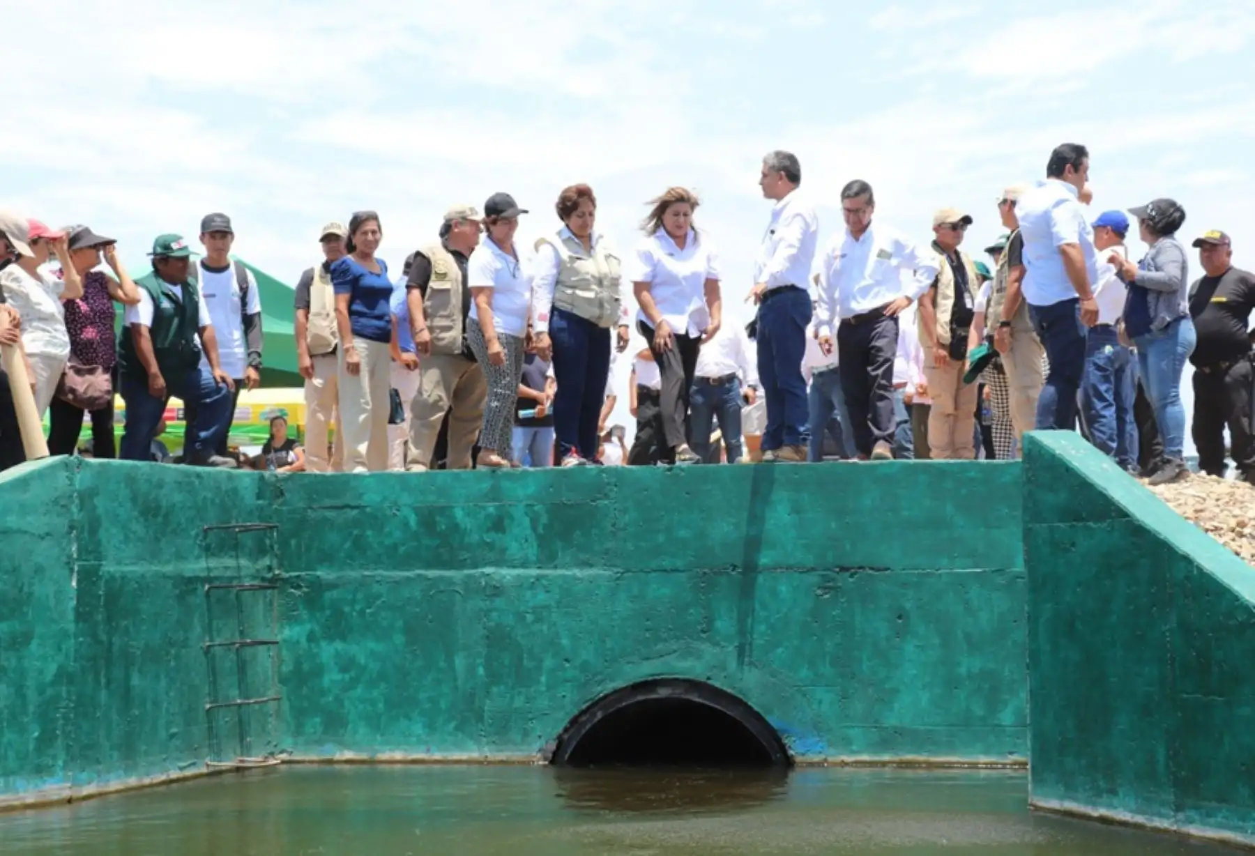 La ministra de Desarrollo Agrario y Riego, Jennifer Contreras, llegó hasta el distrito de Pueblo Nuevo, en la provincia de Chepén, para inaugurar el primer Sistema de Drenaje Agrícola, que beneficiará a más de 1,200 productores de la región La Libertad.
