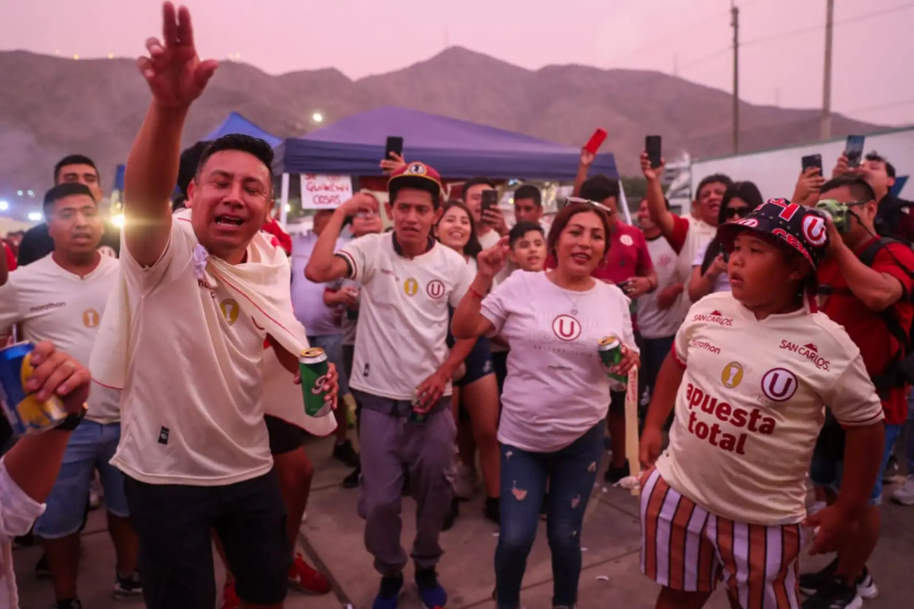 Hinchas de Universitario se preparan para alentar a su equipo en los alrededores del estadio Monumental de Ate previo al encuentro que disputarán contra el Melgar de Arequipa.
Foto: ANDINA/Ricardo Cuba