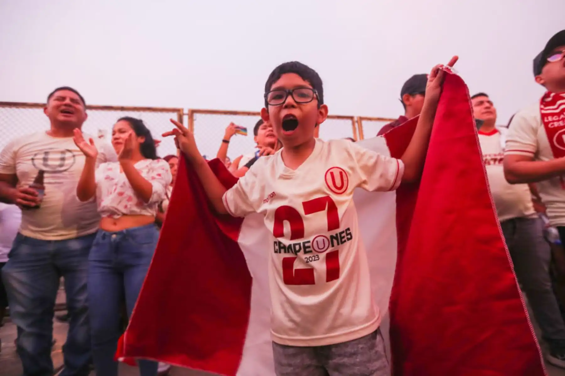 Hinchas de Universitario se preparan para alentar a su equipo en los alrededores del estadio Monumental de Ate previo al encuentro que disputarán contra el Melgar de Arequipa.
Foto: ANDINA/Ricardo Cuba