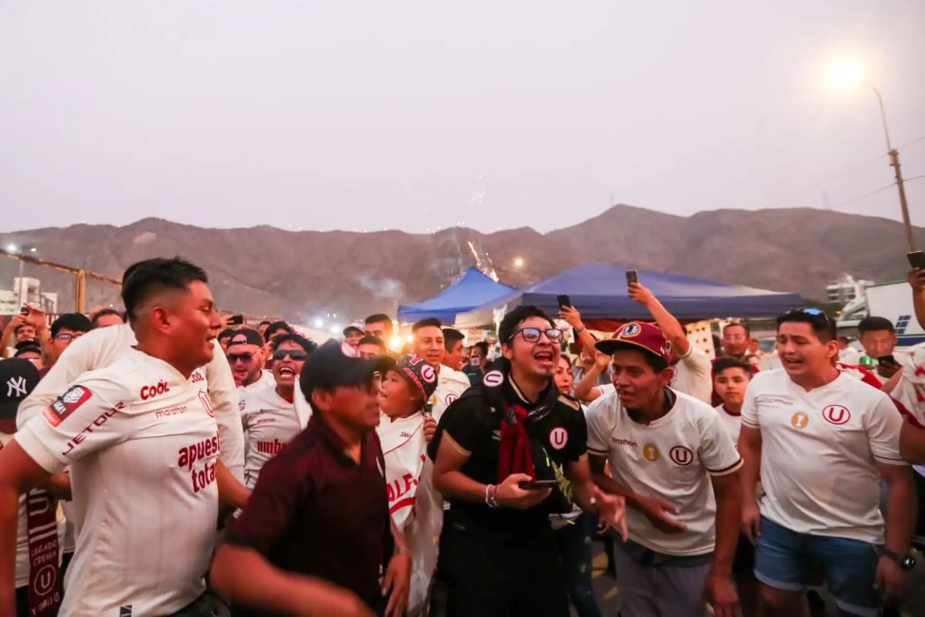 Hinchas de Universitario se preparan para alentar a su equipo en los alrededores del estadio Monumental de Ate previo al encuentro que disputarán contra el Melgar de Arequipa.
Foto: ANDINA/Ricardo Cuba