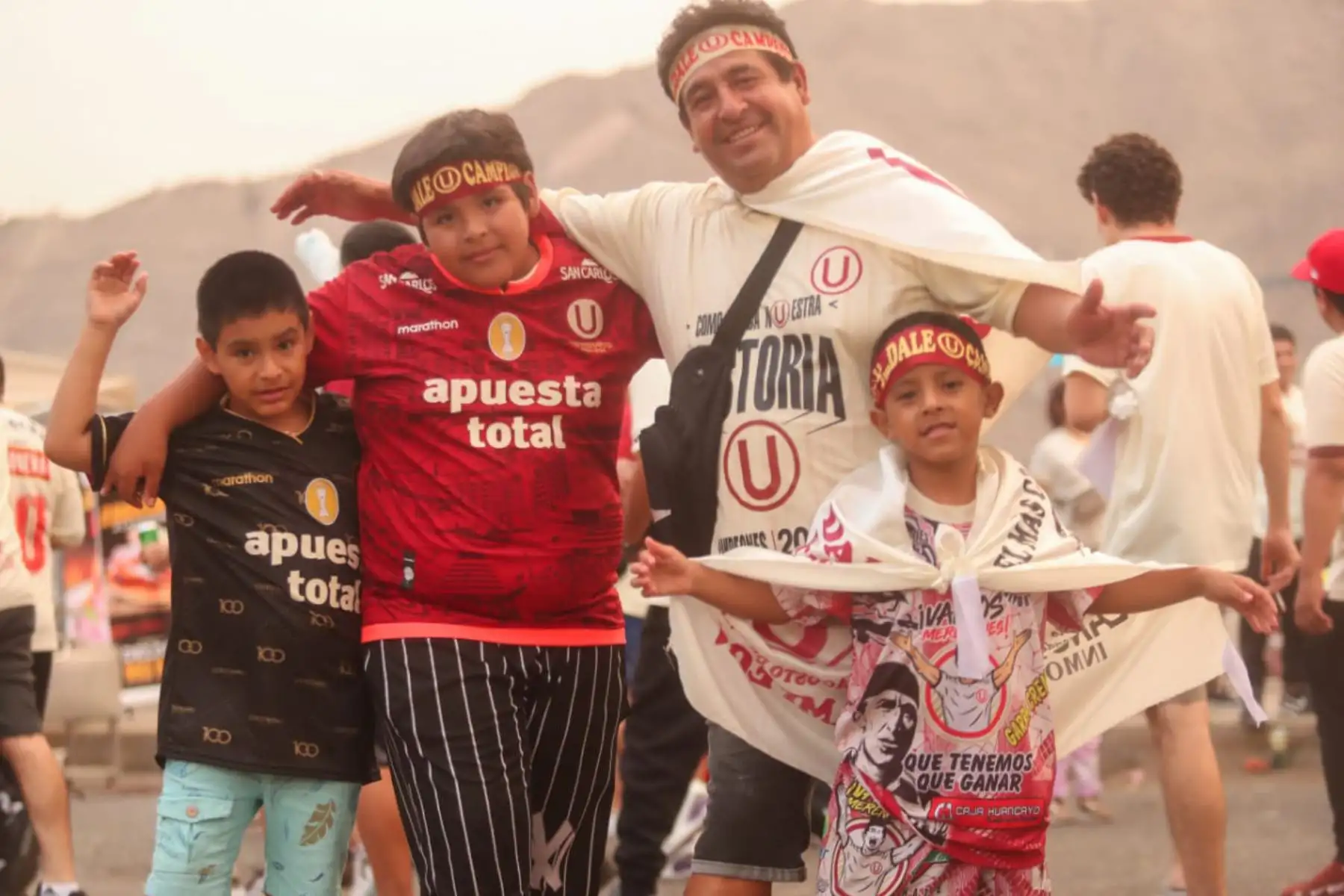 Hinchas de Universitario se preparan para alentar a su equipo en los alrededores del estadio Monumental de Ate previo al encuentro que disputarán contra el Melgar de Arequipa.
Foto: ANDINA/Ricardo Cuba