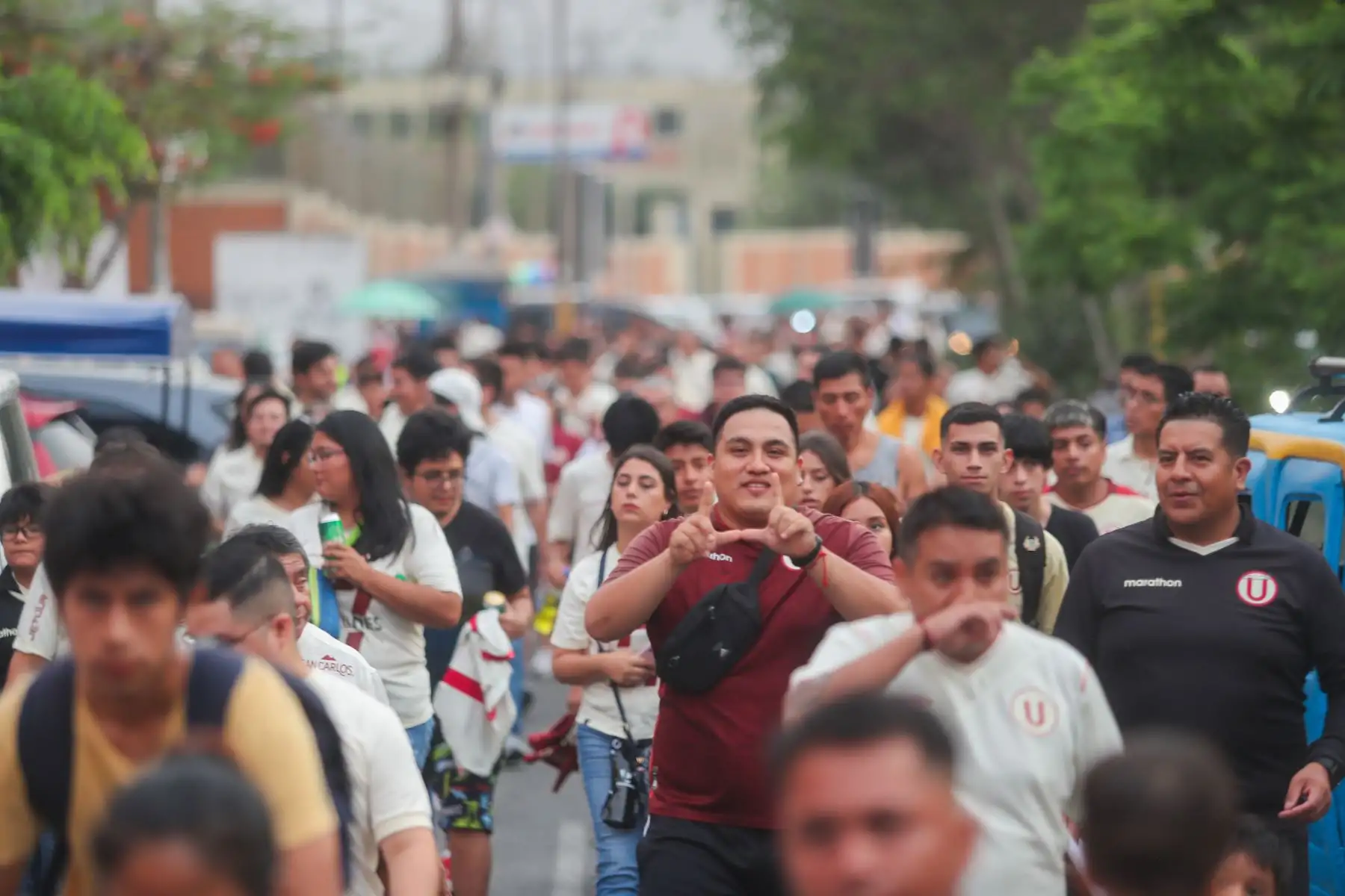 Hinchas de Universitario se preparan para alentar a su equipo en los alrededores del estadio Monumental de Ate previo al encuentro que disputarán contra el Melgar de Arequipa.Foto: ANDINA/Ricardo Cuba