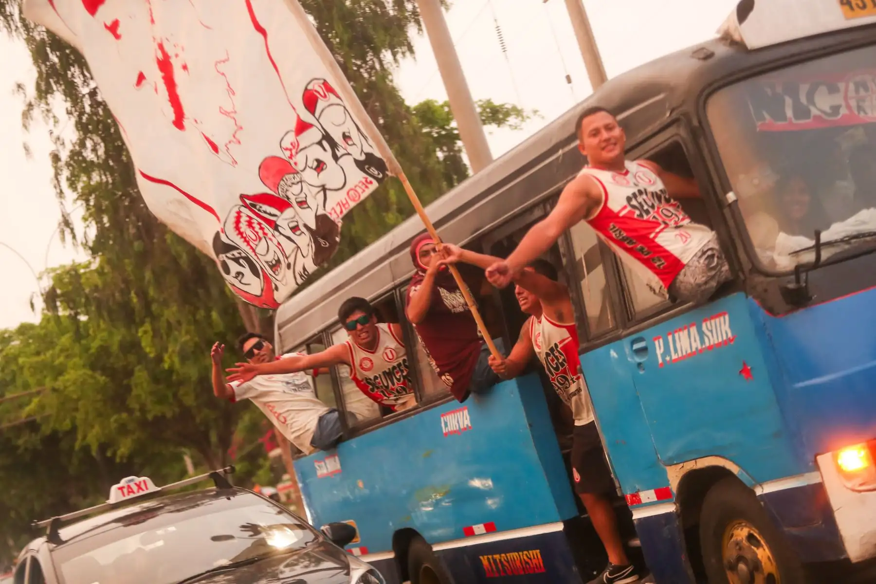 Hinchas de Universitario se preparan para alentar a su equipo en los alrededores del estadio Monumental de Ate previo al encuentro que disputarán contra el Melgar de Arequipa.Foto: ANDINA/Ricardo Cuba