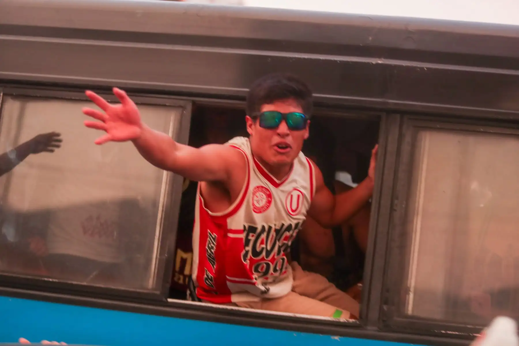 Hinchas de Universitario se preparan para alentar a su equipo en los alrededores del estadio Monumental de Ate previo al encuentro que disputarán contra el Melgar de Arequipa.Foto: ANDINA/Ricardo Cuba