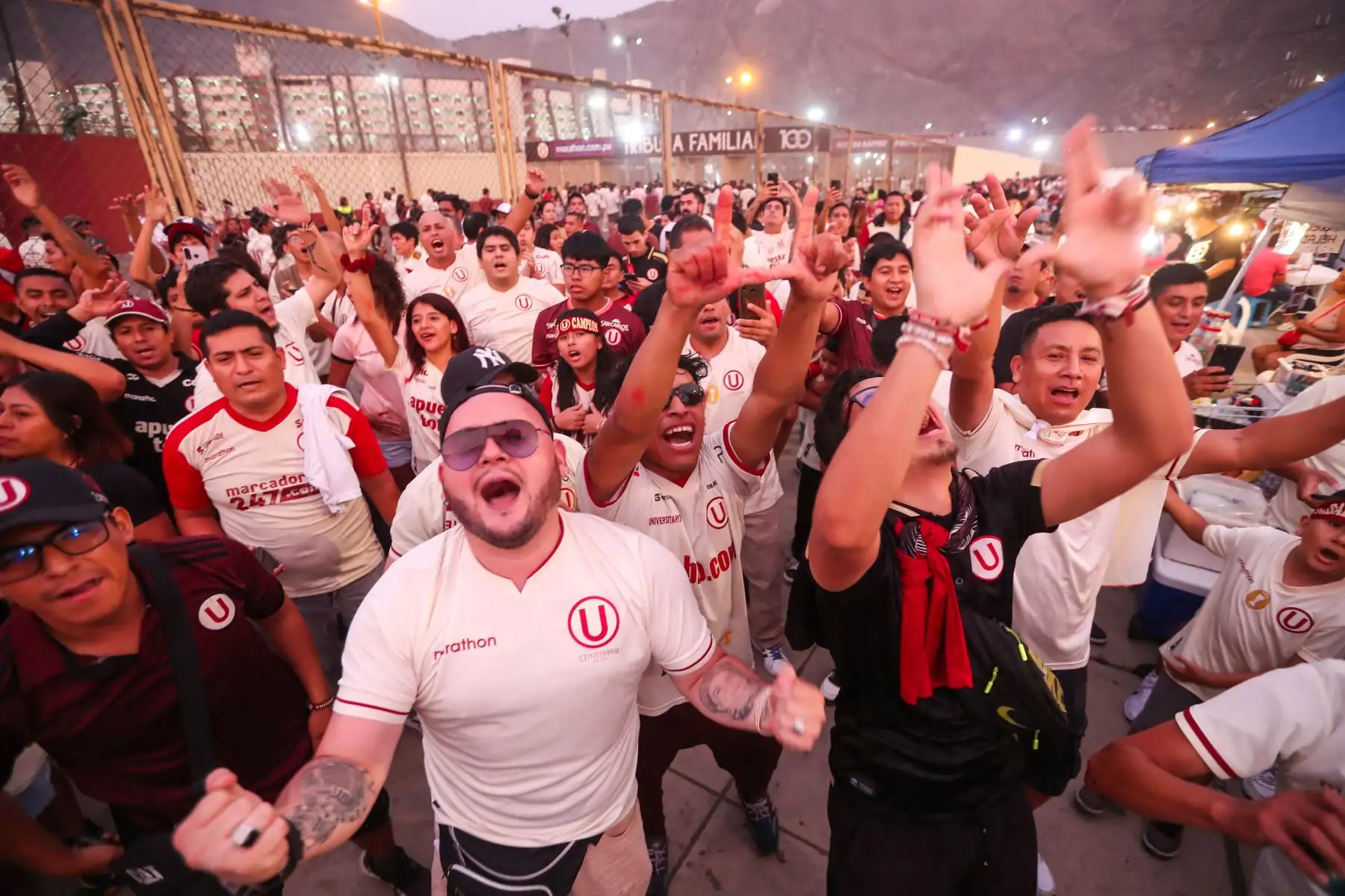 Hinchas de Universitario se preparan para alentar a su equipo en los alrededores del estadio Monumental de Ate previo al encuentro que disputarán contra el Melgar de Arequipa.Foto: ANDINA/Ricardo Cuba