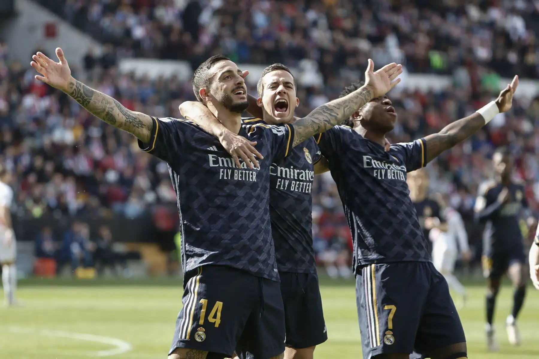 Joselu celebra con Lucas Vázquez y Vinícius Júnior tras marcar el 0-1 para el Real Madrid durante el partido contra el Rayo Vallecano correspondiente a la jornada 25 de LaLiga, este domingo en el Estadio Vallecas en Madrid. Foto: EFE