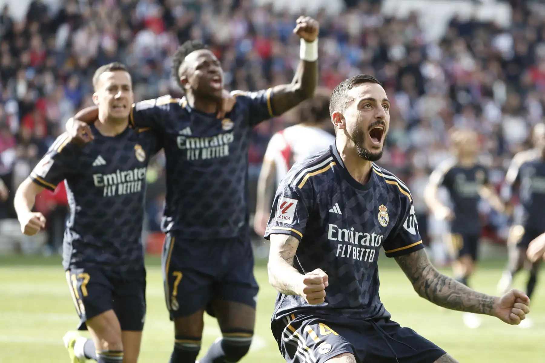 Joselu celebra con Lucas Vázquez y Vinícius Júnior tras marcar el 0-1 para el Real Madrid durante el partido contra el Rayo Vallecano correspondiente a la jornada 25 de LaLiga, este domingo en el Estadio Vallecas en Madrid. Foto: EFE