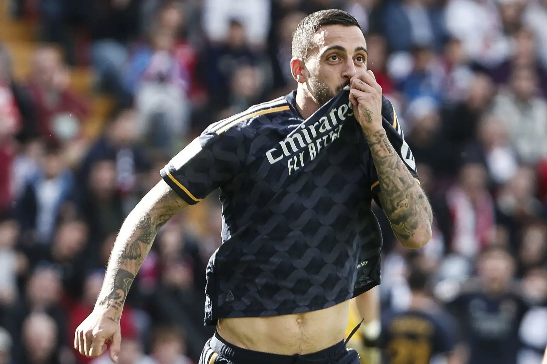 Joselu celebra con Lucas Vázquez y Vinícius Júnior tras marcar el 0-1 para el Real Madrid durante el partido contra el Rayo Vallecano correspondiente a la jornada 25 de LaLiga, este domingo en el Estadio Vallecas en Madrid. Foto: EFE