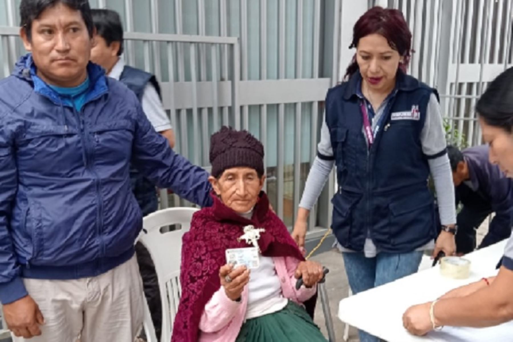 La campaña de documentación de DNIe inició a las 08:00 horas y concluirá a las 14:00 horas en las agencias del Banco de la Nación.